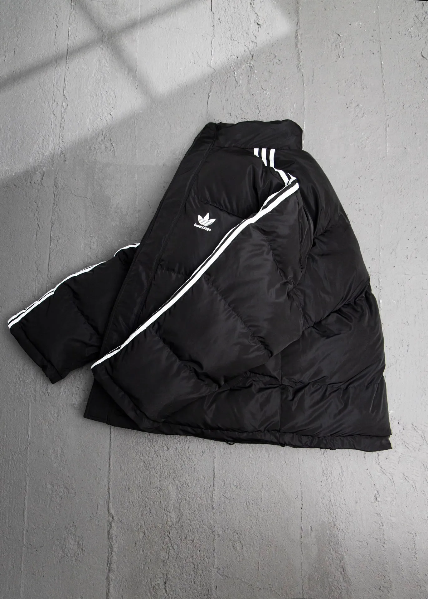 💰700 [Highest version] Balenciaga/Balenciaga BLCG Imported environmentally friendly glue heat-setting ink printing technology. Zipper➕snap button double placket design. Front panel adopts diagonal pocket design. Zipper closure. Internal zipper pocket design. Hem and cuffs are all elastic spring buckle storage design. Mold customization hardware zipper. Original logo four-button. Mold customization original air eye. Mold customization original logo double-hole limit buckle. Original main mark washed tag brand packaging. Color: black Size: 46/48/50/52 Size chart: Length Bust Shoulder Width Sleeve Length 46: 74 134 60 55 48: 76 138 62 56 50: 78 142 64 57 52: 80 146 66 58 Note: There is a difference of 1~2CM due to manual measurement.