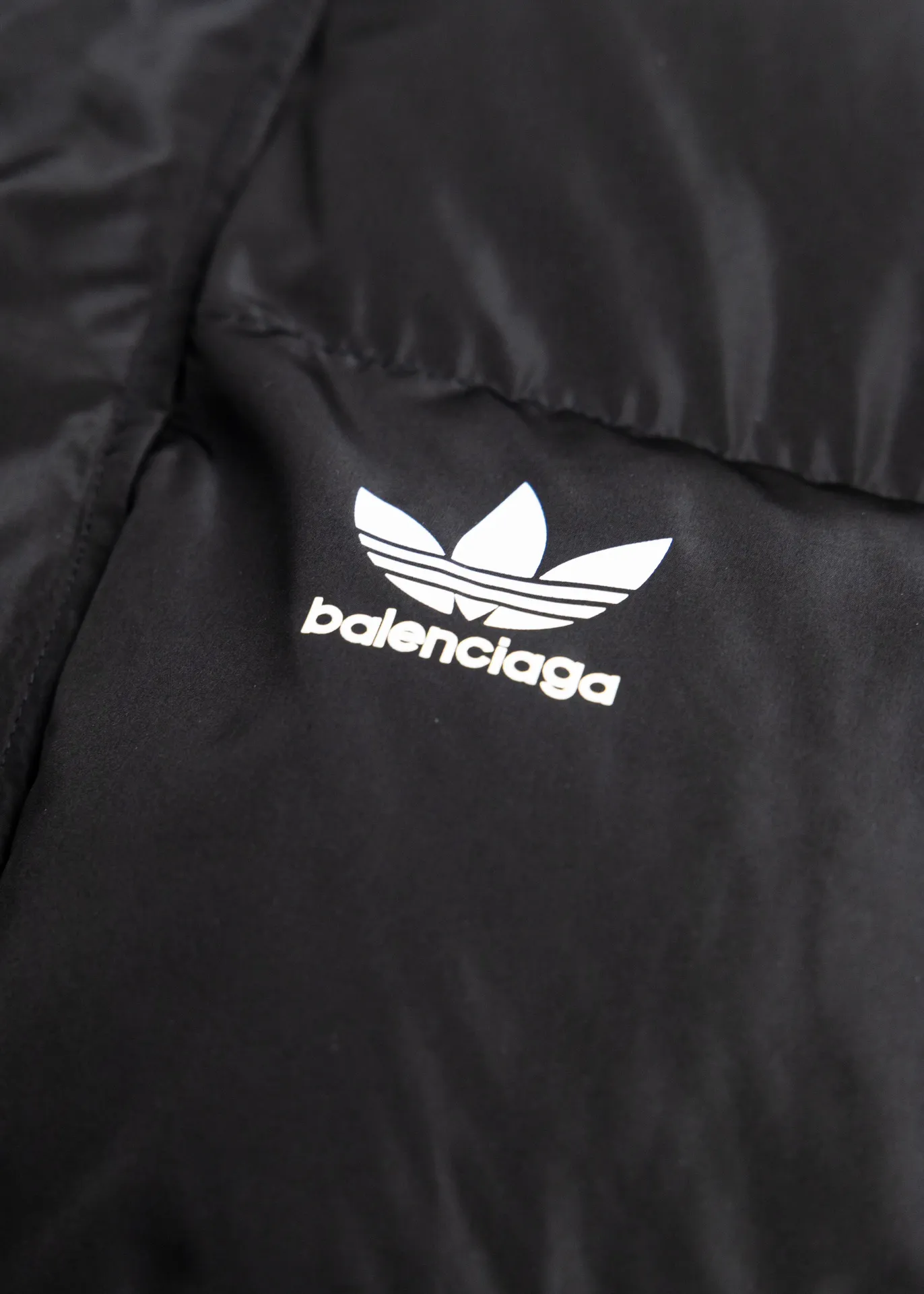 💰700 [Highest version] Balenciaga/Balenciaga BLCG Imported environmentally friendly glue heat-setting ink printing technology. Zipper➕snap button double placket design. Front panel adopts diagonal pocket design. Zipper closure. Internal zipper pocket design. Hem and cuffs are all elastic spring buckle storage design. Mold customization hardware zipper. Original logo four-button. Mold customization original air eye. Mold customization original logo double-hole limit buckle. Original main mark washed tag brand packaging. Color: black Size: 46/48/50/52 Size chart: Length Bust Shoulder Width Sleeve Length 46: 74 134 60 55 48: 76 138 62 56 50: 78 142 64 57 52: 80 146 66 58 Note: There is a difference of 1~2CM due to manual measurement.