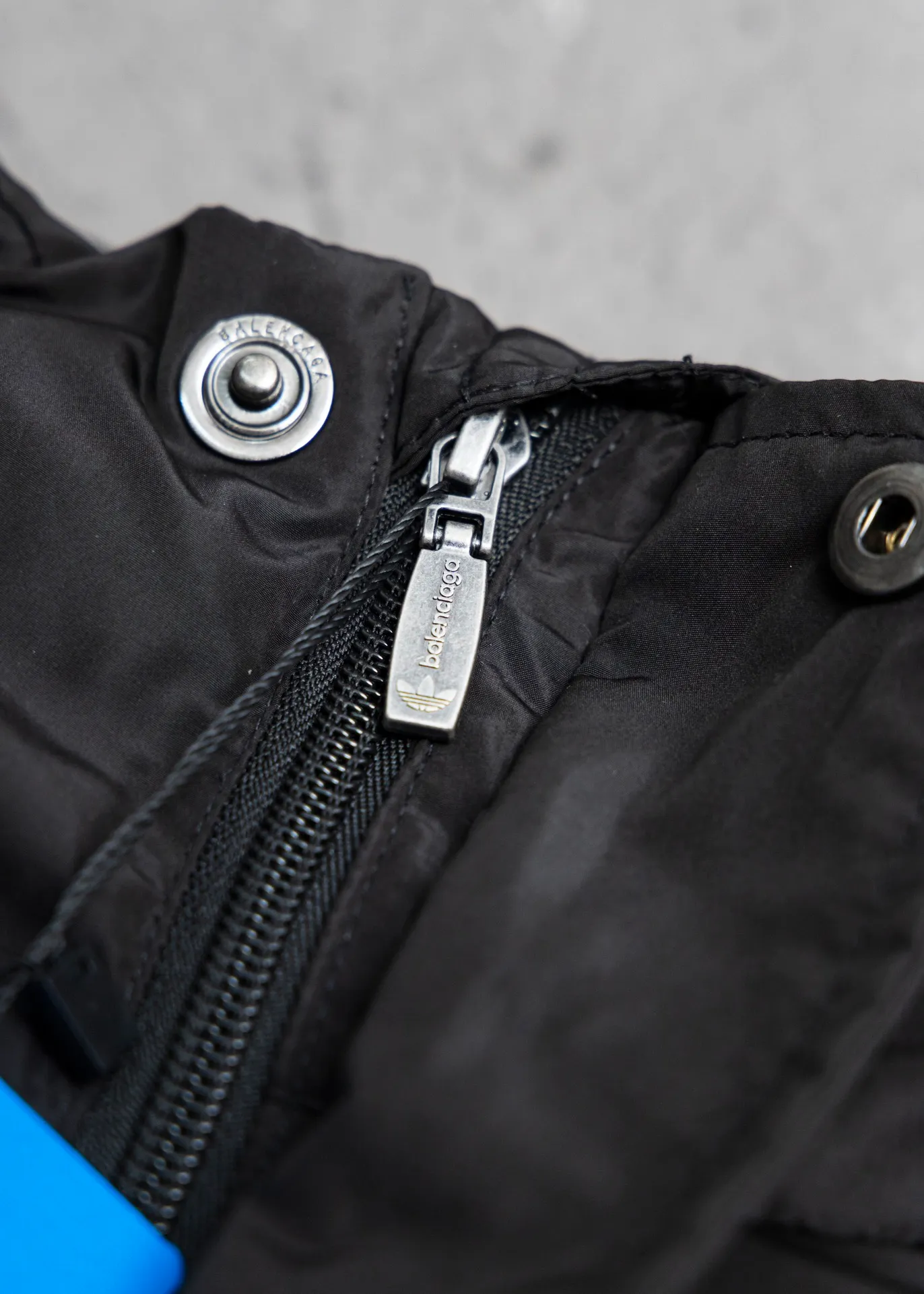 💰700 [Highest version] Balenciaga/Balenciaga BLCG Imported environmentally friendly glue heat-setting ink printing technology. Zipper➕snap button double placket design. Front panel adopts diagonal pocket design. Zipper closure. Internal zipper pocket design. Hem and cuffs are all elastic spring buckle storage design. Mold customization hardware zipper. Original logo four-button. Mold customization original air eye. Mold customization original logo double-hole limit buckle. Original main mark washed tag brand packaging. Color: black Size: 46/48/50/52 Size chart: Length Bust Shoulder Width Sleeve Length 46: 74 134 60 55 48: 76 138 62 56 50: 78 142 64 57 52: 80 146 66 58 Note: There is a difference of 1~2CM due to manual measurement.