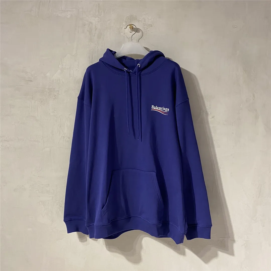 The top tested version of Balenciaga BALENCIAGA classic cola wave print hooded sweatshirt, developed from the original ZP version, 1:1 customized accessories and packaging (including logo Sydney paper + new master mark + washing + tag). The entire sweatshirt is made of 460g pure cotton large terry, and the water-resistant weight can reach 490, giving it a full sense of thickness. The printing uses the Israeli Kornit digital direct-injection process. The dye is added with 0.028 granular nano-plastics. When sprayed on the fabric, it has strong adhesion and is not afraid of strong washing and exposure (it is recommended to take care of the clothes), ensuring that the printing will not fall off after wearing. Customized washing, labeling, accessories, and hardware can reach professional standards. Whole piece of clothing, hat string, threaded fabric, produced in the same vat, 0 color difference, color: dark blue, size: XS-L P:450