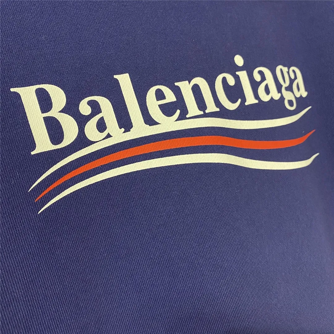 The top tested version of Balenciaga BALENCIAGA classic cola wave print hooded sweatshirt, developed from the original ZP version, 1:1 customized accessories and packaging (including logo Sydney paper + new master mark + washing + tag). The entire sweatshirt is made of 460g pure cotton large terry, and the water-resistant weight can reach 490, giving it a full sense of thickness. The printing uses the Israeli Kornit digital direct-injection process. The dye is added with 0.028 granular nano-plastics. When sprayed on the fabric, it has strong adhesion and is not afraid of strong washing and exposure (it is recommended to take care of the clothes), ensuring that the printing will not fall off after wearing. Customized washing, labeling, accessories, and hardware can reach professional standards. Whole piece of clothing, hat string, threaded fabric, produced in the same vat, 0 color difference, color: dark blue, size: XS-L P:450