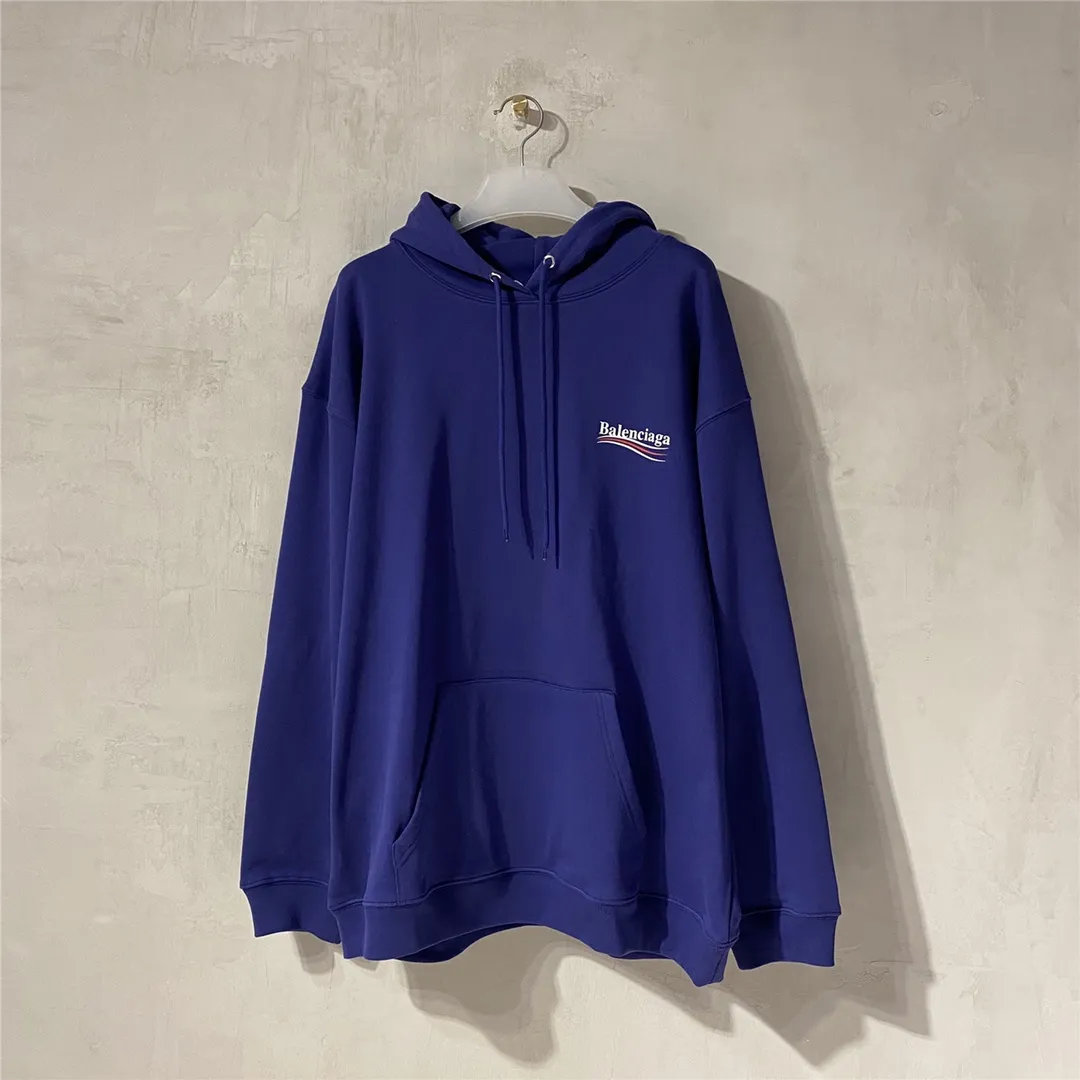 The top tested version of Balenciaga BALENCIAGA classic cola wave print hooded sweatshirt, developed from the original ZP version, 1:1 customized accessories and packaging (including logo Sydney paper + new master mark + washing + tag). The entire sweatshirt is made of 460g pure cotton large terry, and the water-resistant weight can reach 490, giving it a full sense of thickness. The printing uses the Israeli Kornit digital direct-injection process. The dye is added with 0.028 granular nano-plastics. When sprayed on the fabric, it has strong adhesion and is not afraid of strong washing and exposure (it is recommended to take care of the clothes), ensuring that the printing will not fall off after wearing. Customized washing, labeling, accessories, and hardware can reach professional standards. Whole piece of clothing, hat string, threaded fabric, produced in the same vat, 0 color difference, color: dark blue, size: XS-L P:450