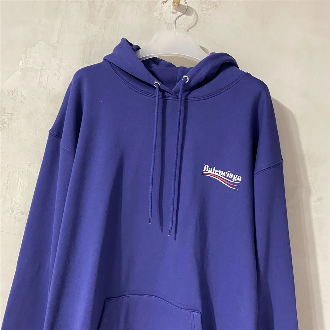 The top tested version of Balenciaga BALENCIAGA classic cola wave print hooded sweatshirt, developed from the original ZP version, 1:1 customized accessories and packaging (including logo Sydney paper + new master mark + washing + tag). The entire sweatshirt is made of 460g pure cotton large terry, and the water-resistant weight can reach 490, giving it a full sense of thickness. The printing uses the Israeli Kornit digital direct-injection process. The dye is added with 0.028 granular nano-plastics. When sprayed on the fabric, it has strong adhesion and is not afraid of strong washing and exposure (it is recommended to take care of the clothes), ensuring that the printing will not fall off after wearing. Customized washing, labeling, accessories, and hardware can reach professional standards. Whole piece of clothing, hat string, threaded fabric, produced in the same vat, 0 color difference, color: dark blue, size: XS-L P:450