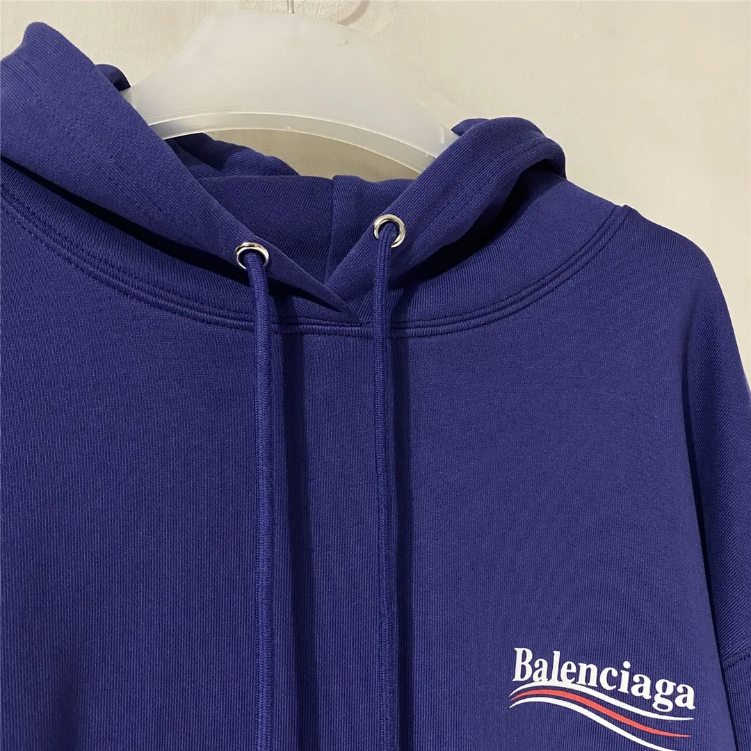The top tested version of Balenciaga BALENCIAGA classic cola wave print hooded sweatshirt, developed from the original ZP version, 1:1 customized accessories and packaging (including logo Sydney paper + new master mark + washing + tag). The entire sweatshirt is made of 460g pure cotton large terry, and the water-resistant weight can reach 490, giving it a full sense of thickness. The printing uses the Israeli Kornit digital direct-injection process. The dye is added with 0.028 granular nano-plastics. When sprayed on the fabric, it has strong adhesion and is not afraid of strong washing and exposure (it is recommended to take care of the clothes), ensuring that the printing will not fall off after wearing. Customized washing, labeling, accessories, and hardware can reach professional standards. Whole piece of clothing, hat string, threaded fabric, produced in the same vat, 0 color difference, color: dark blue, size: XS-L P:450