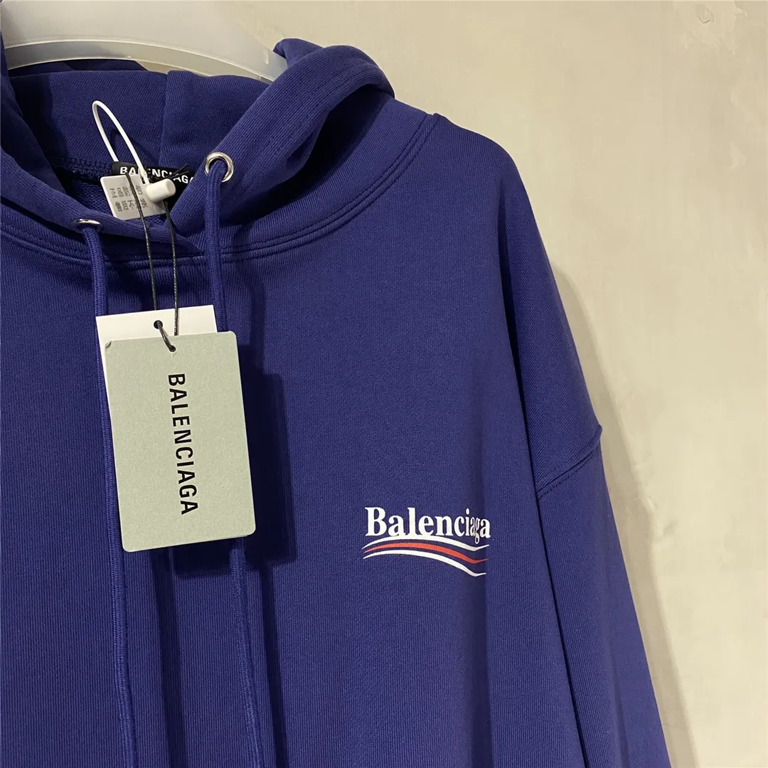 The top tested version of Balenciaga BALENCIAGA classic cola wave print hooded sweatshirt, developed from the original ZP version, 1:1 customized accessories and packaging (including logo Sydney paper + new master mark + washing + tag). The entire sweatshirt is made of 460g pure cotton large terry, and the water-resistant weight can reach 490, giving it a full sense of thickness. The printing uses the Israeli Kornit digital direct-injection process. The dye is added with 0.028 granular nano-plastics. When sprayed on the fabric, it has strong adhesion and is not afraid of strong washing and exposure (it is recommended to take care of the clothes), ensuring that the printing will not fall off after wearing. Customized washing, labeling, accessories, and hardware can reach professional standards. Whole piece of clothing, hat string, threaded fabric, produced in the same vat, 0 color difference, color: dark blue, size: XS-L P:450