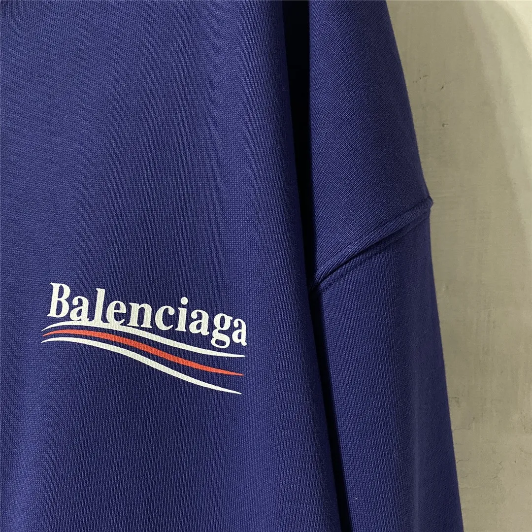 The top tested version of Balenciaga BALENCIAGA classic cola wave print hooded sweatshirt, developed from the original ZP version, 1:1 customized accessories and packaging (including logo Sydney paper + new master mark + washing + tag). The entire sweatshirt is made of 460g pure cotton large terry, and the water-resistant weight can reach 490, giving it a full sense of thickness. The printing uses the Israeli Kornit digital direct-injection process. The dye is added with 0.028 granular nano-plastics. When sprayed on the fabric, it has strong adhesion and is not afraid of strong washing and exposure (it is recommended to take care of the clothes), ensuring that the printing will not fall off after wearing. Customized washing, labeling, accessories, and hardware can reach professional standards. Whole piece of clothing, hat string, threaded fabric, produced in the same vat, 0 color difference, color: dark blue, size: XS-L P:450