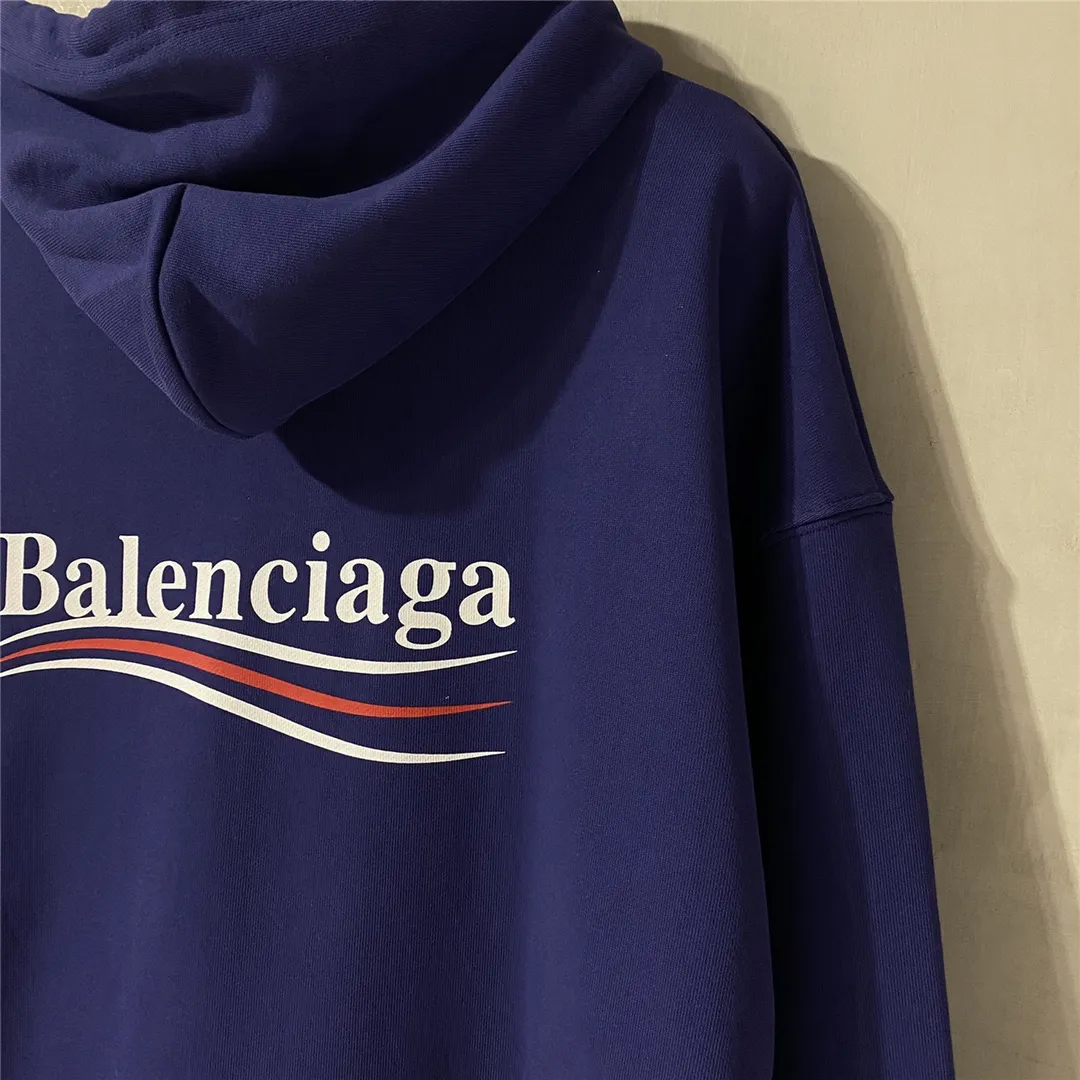 The top tested version of Balenciaga BALENCIAGA classic cola wave print hooded sweatshirt, developed from the original ZP version, 1:1 customized accessories and packaging (including logo Sydney paper + new master mark + washing + tag). The entire sweatshirt is made of 460g pure cotton large terry, and the water-resistant weight can reach 490, giving it a full sense of thickness. The printing uses the Israeli Kornit digital direct-injection process. The dye is added with 0.028 granular nano-plastics. When sprayed on the fabric, it has strong adhesion and is not afraid of strong washing and exposure (it is recommended to take care of the clothes), ensuring that the printing will not fall off after wearing. Customized washing, labeling, accessories, and hardware can reach professional standards. Whole piece of clothing, hat string, threaded fabric, produced in the same vat, 0 color difference, color: dark blue, size: XS-L P:450