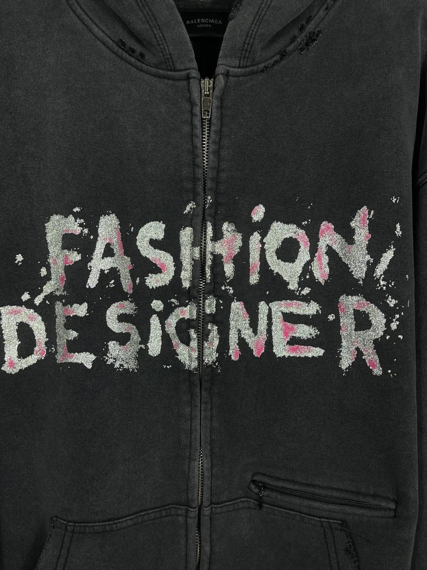 🅿️420 real photos [Top version. Official website quality] BALENCI*GA/26 new model. Balenciaga Paris FASHION DESIGNER letter art gold and silver powder print. Fake zipper on the left front, front zipper cardigan hooded sweatshirt. The cuffs and hems of the shirt are sewn with raw edges on the reverse side. Ready-made garments are washed and worn by hand. The process is extremely complex. SS26 latest model. Research and development at the first time, different market currencies. Comparisons welcome. The fabric is made of Paris ZP custom-woven and dyed cotton sweatshirt, with a weight of 460 grams. The cloth surface is clean. The cloth pattern is clear, soft and comfortable. The threads are dyed with no color difference. The printing uses a special process, with gold and silver powder on the letter surface. The version adopts OS loose shoulder design. Same style for men and women. Code: BL259912 Color: washed black Size: XS S M L