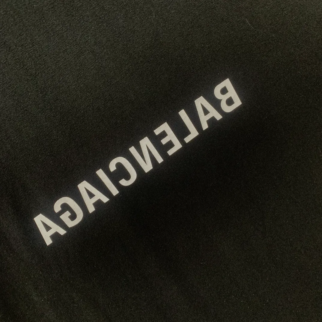 The top tested version 23SS BALENCIAGA Balenciaga embroidery frayed mirror LOGO male and female couple stars the same style pure cotton loose short-sleeved T-shirt. The os version is really charming. Balenciaga is also really the best. The new version of each season is to the extreme. It is very practical and can be worn casually. It uses 32 double yarns and 280 grams of weight fabric. Made of imported knitting needle carded cotton, the thickness is moderate, drapey and contoured, making the upper body comfortable! ! It is very tolerant to fat body types and can instantly lose five pounds after wearing it!  The front #simple element# embroidery is imported from Tajima high-density heavy embroidery technology. The fonts are three-dimensional and full. The neck straps are made of pure cotton and are one-piece straps. There is no color difference and will not deform. In the past two years, oversize has become the focus of the trend and has been a popular staple in the past two years. The change of designers has made this brand an instant hit. The progressive fashion of the times also needs the blood impact of fresh elements and trendy designs to continue its glory! It’s stylish both inside and outside, a must-have for high street travel! An absolute "eye-catching style" that can be matched with couples 💏 New collar label, please pay attention to distinguish it.  Size: XS-L P:250
