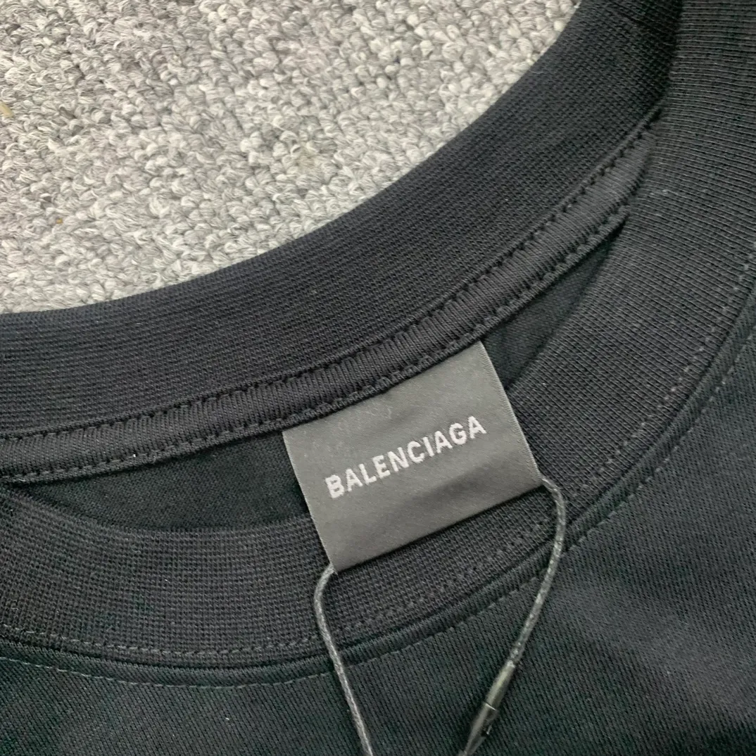 The top tested version 23SS BALENCIAGA Balenciaga embroidery frayed mirror LOGO male and female couple stars the same style pure cotton loose short-sleeved T-shirt. The os version is really charming. Balenciaga is also really the best. The new version of each season is to the extreme. It is very practical and can be worn casually. It uses 32 double yarns and 280 grams of weight fabric. Made of imported knitting needle carded cotton, the thickness is moderate, drapey and contoured, making the upper body comfortable! ! It is very tolerant to fat body types and can instantly lose five pounds after wearing it!  The front #simple element# embroidery is imported from Tajima high-density heavy embroidery technology. The fonts are three-dimensional and full. The neck straps are made of pure cotton and are one-piece straps. There is no color difference and will not deform. In the past two years, oversize has become the focus of the trend and has been a popular staple in the past two years. The change of designers has made this brand an instant hit. The progressive fashion of the times also needs the blood impact of fresh elements and trendy designs to continue its glory! It’s stylish both inside and outside, a must-have for high street travel! An absolute "eye-catching style" that can be matched with couples 💏 New collar label, please pay attention to distinguish it.  Size: XS-L P:250
