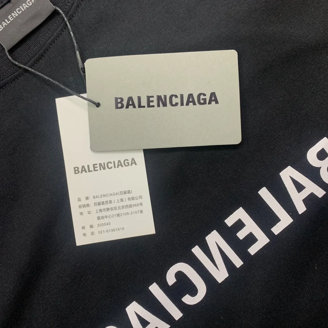 The top tested version 23SS BALENCIAGA Balenciaga embroidery frayed mirror LOGO male and female couple stars the same style pure cotton loose short-sleeved T-shirt. The os version is really charming. Balenciaga is also really the best. The new version of each season is to the extreme. It is very practical and can be worn casually. It uses 32 double yarns and 280 grams of weight fabric. Made of imported knitting needle carded cotton, the thickness is moderate, drapey and contoured, making the upper body comfortable! ! It is very tolerant to fat body types and can instantly lose five pounds after wearing it!  The front #simple element# embroidery is imported from Tajima high-density heavy embroidery technology. The fonts are three-dimensional and full. The neck straps are made of pure cotton and are one-piece straps. There is no color difference and will not deform. In the past two years, oversize has become the focus of the trend and has been a popular staple in the past two years. The change of designers has made this brand an instant hit. The progressive fashion of the times also needs the blood impact of fresh elements and trendy designs to continue its glory! It’s stylish both inside and outside, a must-have for high street travel! An absolute "eye-catching style" that can be matched with couples 💏 New collar label, please pay attention to distinguish it.  Size: XS-L P:250