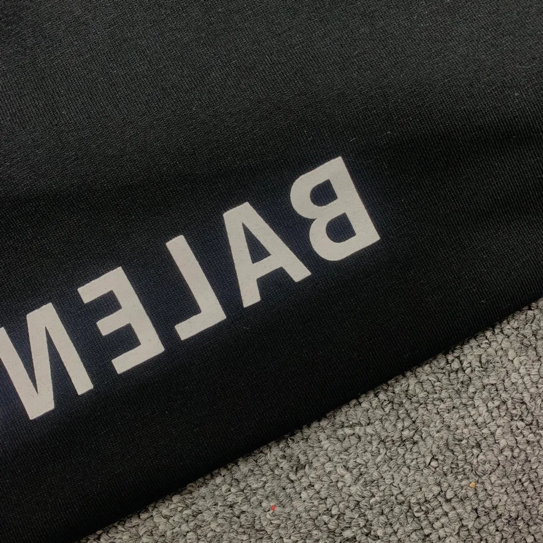 The top tested version 23SS BALENCIAGA Balenciaga embroidery frayed mirror LOGO male and female couple stars the same style pure cotton loose short-sleeved T-shirt. The os version is really charming. Balenciaga is also really the best. The new version of each season is to the extreme. It is very practical and can be worn casually. It uses 32 double yarns and 280 grams of weight fabric. Made of imported knitting needle carded cotton, the thickness is moderate, drapey and contoured, making the upper body comfortable! ! It is very tolerant to fat body types and can instantly lose five pounds after wearing it!  The front #simple element# embroidery is imported from Tajima high-density heavy embroidery technology. The fonts are three-dimensional and full. The neck straps are made of pure cotton and are one-piece straps. There is no color difference and will not deform. In the past two years, oversize has become the focus of the trend and has been a popular staple in the past two years. The change of designers has made this brand an instant hit. The progressive fashion of the times also needs the blood impact of fresh elements and trendy designs to continue its glory! It’s stylish both inside and outside, a must-have for high street travel! An absolute "eye-catching style" that can be matched with couples 💏 New collar label, please pay attention to distinguish it.  Size: XS-L P:250