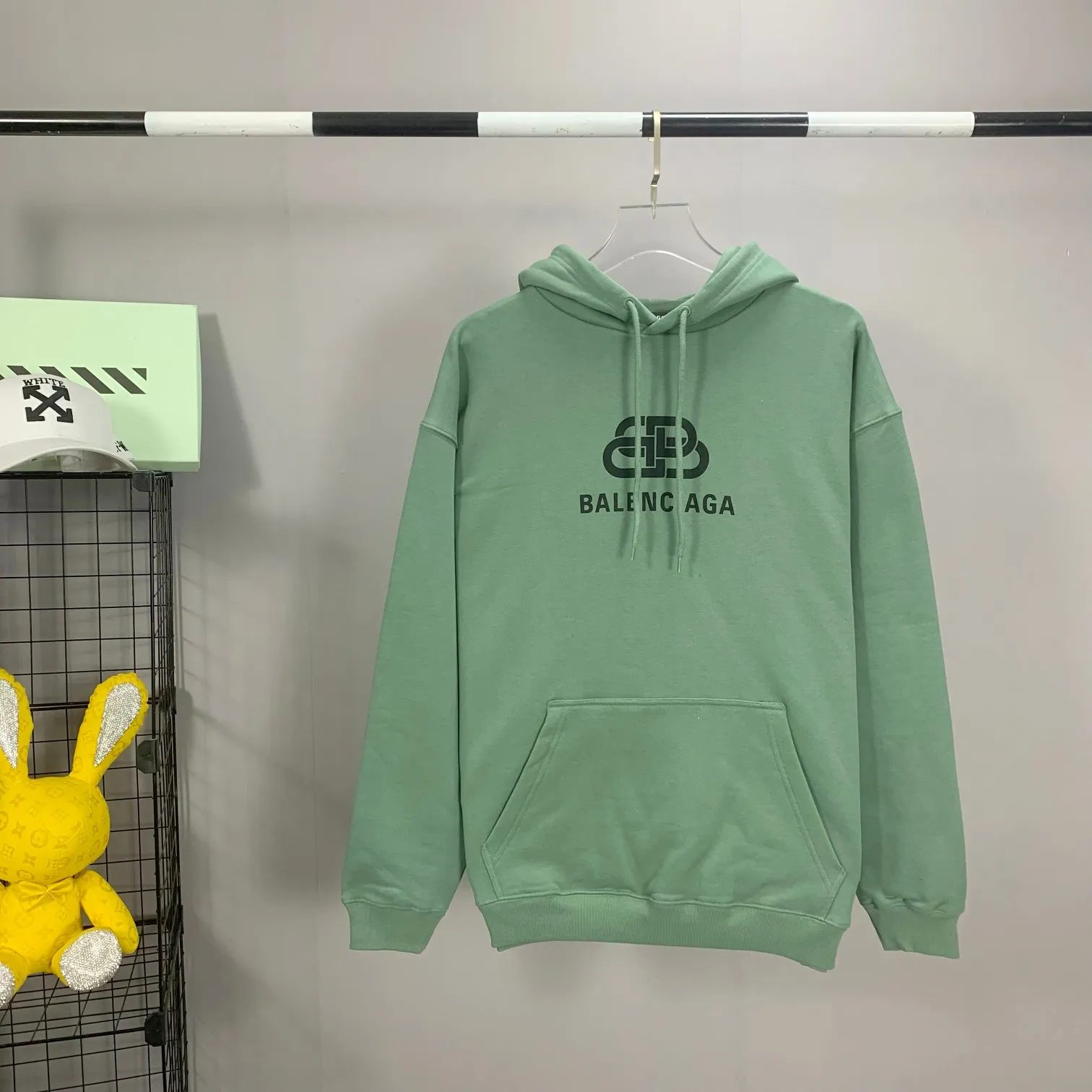 [New color] Top tested version Balenciaga BALENCIAGA lock printed male and female couple star same style autumn and winter pure cotton hooded sweatshirt - full set of 1:1 customized original accessories packaging (with logo Sydney paper + new main mark + water washing + original hang tag) The whole sweatshirt is made of 460 grams of pure cotton large terry, and the wet weight can reach 480, which is full of thickness -Note⚠️This year’s Balenciaga hoodie has embroidered eyelets on the hood‼ ️Eliminating the previous hardware eyes, this is also a detail that distinguishes low-end versions on the market‼ ️The whole piece of clothing, hat rope, thread, and fabric are produced in the same vat with 0 color difference - imported elliptical machine printing is used. Each printing is neatly aligned and the overall printing has no edges. I make every piece of clothing with conscience and strive for excellence in every link. Just to sell a piece of clothing and retain a customer. Although our products are a little more expensive than others, the expensive money is kept in the clothes and is definitely not imported into my pocket.  Color: Grass Green Size: XS-L P:430