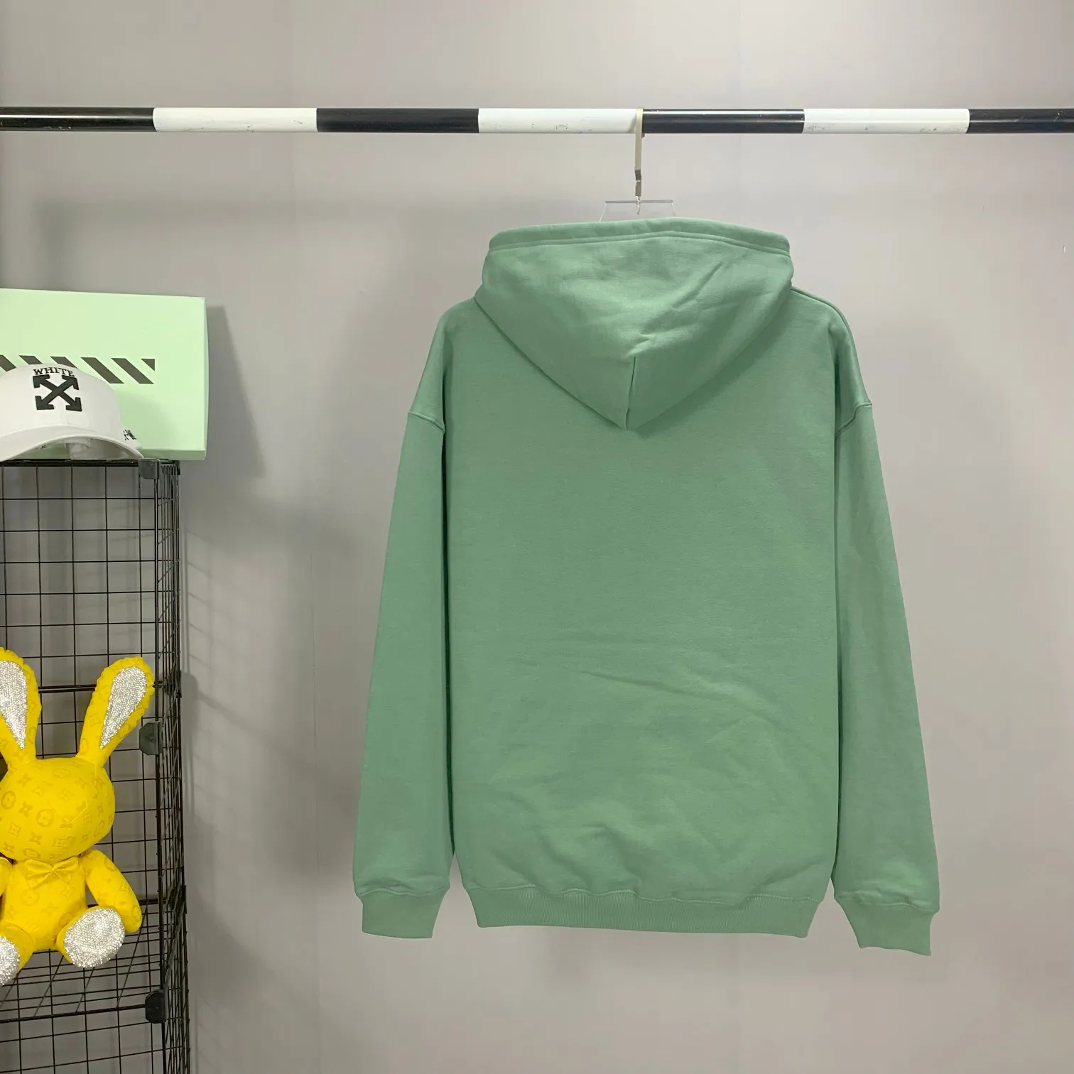[New color] Top tested version Balenciaga BALENCIAGA lock printed male and female couple star same style autumn and winter pure cotton hooded sweatshirt - full set of 1:1 customized original accessories packaging (with logo Sydney paper + new main mark + water washing + original hang tag) The whole sweatshirt is made of 460 grams of pure cotton large terry, and the wet weight can reach 480, which is full of thickness -Note⚠️This year’s Balenciaga hoodie has embroidered eyelets on the hood‼ ️Eliminating the previous hardware eyes, this is also a detail that distinguishes low-end versions on the market‼ ️The whole piece of clothing, hat rope, thread, and fabric are produced in the same vat with 0 color difference - imported elliptical machine printing is used. Each printing is neatly aligned and the overall printing has no edges. I make every piece of clothing with conscience and strive for excellence in every link. Just to sell a piece of clothing and retain a customer. Although our products are a little more expensive than others, the expensive money is kept in the clothes and is definitely not imported into my pocket.  Color: Grass Green Size: XS-L P:430