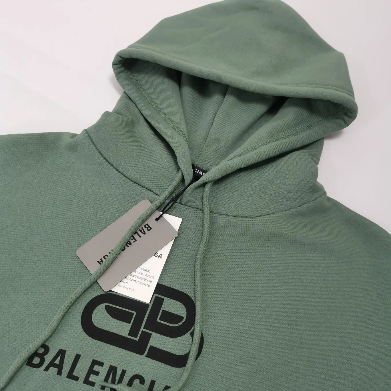 [New color] Top tested version Balenciaga BALENCIAGA lock printed male and female couple star same style autumn and winter pure cotton hooded sweatshirt - full set of 1:1 customized original accessories packaging (with logo Sydney paper + new main mark + water washing + original hang tag) The whole sweatshirt is made of 460 grams of pure cotton large terry, and the wet weight can reach 480, which is full of thickness -Note⚠️This year’s Balenciaga hoodie has embroidered eyelets on the hood‼ ️Eliminating the previous hardware eyes, this is also a detail that distinguishes low-end versions on the market‼ ️The whole piece of clothing, hat rope, thread, and fabric are produced in the same vat with 0 color difference - imported elliptical machine printing is used. Each printing is neatly aligned and the overall printing has no edges. I make every piece of clothing with conscience and strive for excellence in every link. Just to sell a piece of clothing and retain a customer. Although our products are a little more expensive than others, the expensive money is kept in the clothes and is definitely not imported into my pocket.  Color: Grass Green Size: XS-L P:430