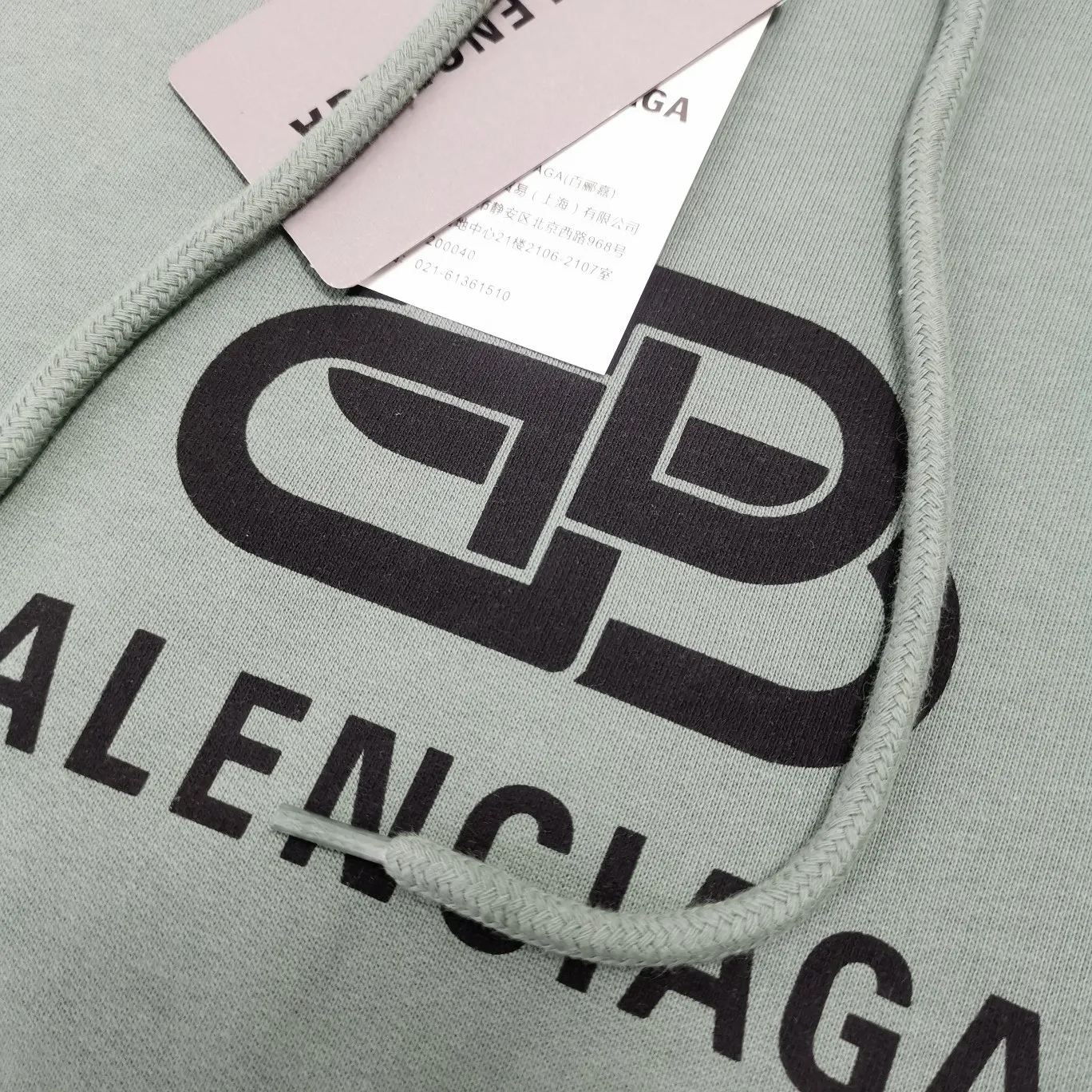 [New color] Top tested version Balenciaga BALENCIAGA lock printed male and female couple star same style autumn and winter pure cotton hooded sweatshirt - full set of 1:1 customized original accessories packaging (with logo Sydney paper + new main mark + water washing + original hang tag) The whole sweatshirt is made of 460 grams of pure cotton large terry, and the wet weight can reach 480, which is full of thickness -Note⚠️This year’s Balenciaga hoodie has embroidered eyelets on the hood‼ ️Eliminating the previous hardware eyes, this is also a detail that distinguishes low-end versions on the market‼ ️The whole piece of clothing, hat rope, thread, and fabric are produced in the same vat with 0 color difference - imported elliptical machine printing is used. Each printing is neatly aligned and the overall printing has no edges. I make every piece of clothing with conscience and strive for excellence in every link. Just to sell a piece of clothing and retain a customer. Although our products are a little more expensive than others, the expensive money is kept in the clothes and is definitely not imported into my pocket.  Color: Grass Green Size: XS-L P:430