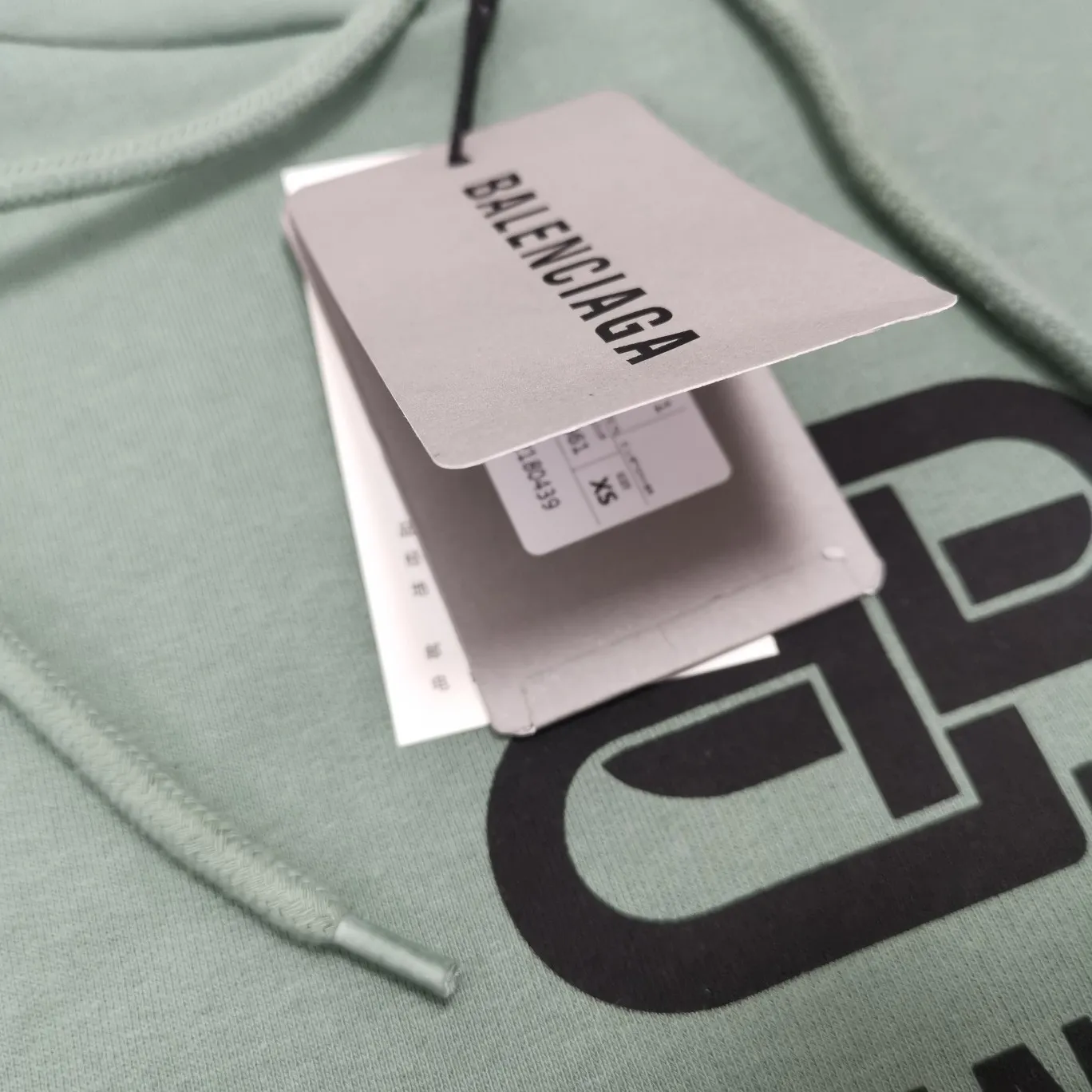 [New color] Top tested version Balenciaga BALENCIAGA lock printed male and female couple star same style autumn and winter pure cotton hooded sweatshirt - full set of 1:1 customized original accessories packaging (with logo Sydney paper + new main mark + water washing + original hang tag) The whole sweatshirt is made of 460 grams of pure cotton large terry, and the wet weight can reach 480, which is full of thickness -Note⚠️This year’s Balenciaga hoodie has embroidered eyelets on the hood‼ ️Eliminating the previous hardware eyes, this is also a detail that distinguishes low-end versions on the market‼ ️The whole piece of clothing, hat rope, thread, and fabric are produced in the same vat with 0 color difference - imported elliptical machine printing is used. Each printing is neatly aligned and the overall printing has no edges. I make every piece of clothing with conscience and strive for excellence in every link. Just to sell a piece of clothing and retain a customer. Although our products are a little more expensive than others, the expensive money is kept in the clothes and is definitely not imported into my pocket.  Color: Grass Green Size: XS-L P:430