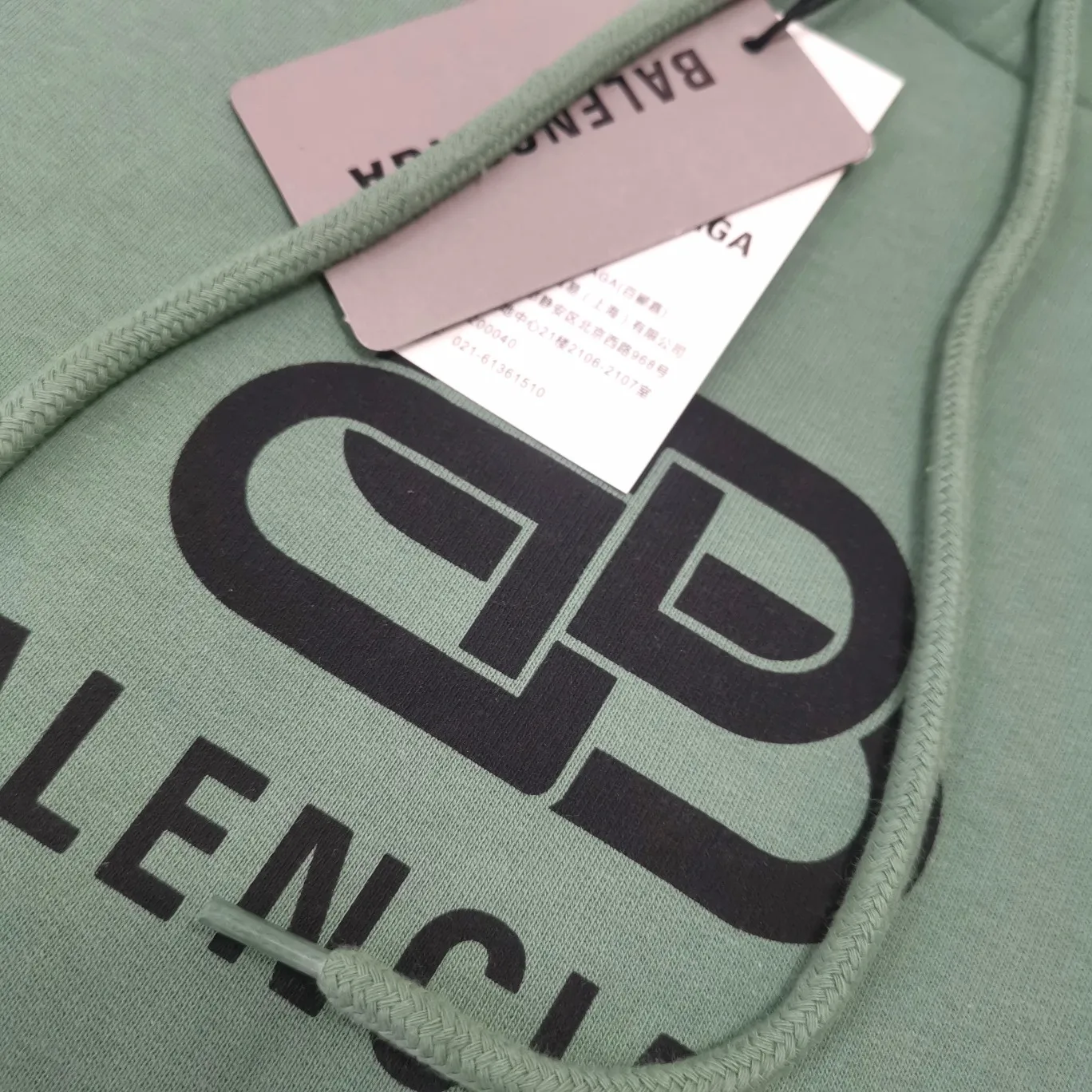 [New color] Top tested version Balenciaga BALENCIAGA lock printed male and female couple star same style autumn and winter pure cotton hooded sweatshirt - full set of 1:1 customized original accessories packaging (with logo Sydney paper + new main mark + water washing + original hang tag) The whole sweatshirt is made of 460 grams of pure cotton large terry, and the wet weight can reach 480, which is full of thickness -Note⚠️This year’s Balenciaga hoodie has embroidered eyelets on the hood‼ ️Eliminating the previous hardware eyes, this is also a detail that distinguishes low-end versions on the market‼ ️The whole piece of clothing, hat rope, thread, and fabric are produced in the same vat with 0 color difference - imported elliptical machine printing is used. Each printing is neatly aligned and the overall printing has no edges. I make every piece of clothing with conscience and strive for excellence in every link. Just to sell a piece of clothing and retain a customer. Although our products are a little more expensive than others, the expensive money is kept in the clothes and is definitely not imported into my pocket.  Color: Grass Green Size: XS-L P:430