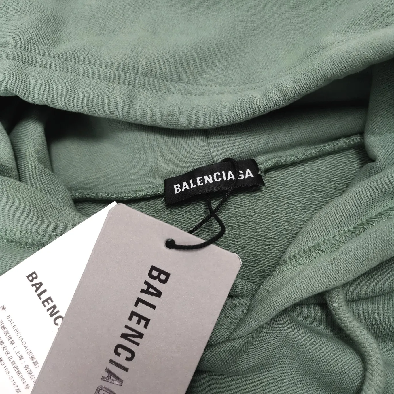 [New color] Top tested version Balenciaga BALENCIAGA lock printed male and female couple star same style autumn and winter pure cotton hooded sweatshirt - full set of 1:1 customized original accessories packaging (with logo Sydney paper + new main mark + water washing + original hang tag) The whole sweatshirt is made of 460 grams of pure cotton large terry, and the wet weight can reach 480, which is full of thickness -Note⚠️This year’s Balenciaga hoodie has embroidered eyelets on the hood‼ ️Eliminating the previous hardware eyes, this is also a detail that distinguishes low-end versions on the market‼ ️The whole piece of clothing, hat rope, thread, and fabric are produced in the same vat with 0 color difference - imported elliptical machine printing is used. Each printing is neatly aligned and the overall printing has no edges. I make every piece of clothing with conscience and strive for excellence in every link. Just to sell a piece of clothing and retain a customer. Although our products are a little more expensive than others, the expensive money is kept in the clothes and is definitely not imported into my pocket.  Color: Grass Green Size: XS-L P:430