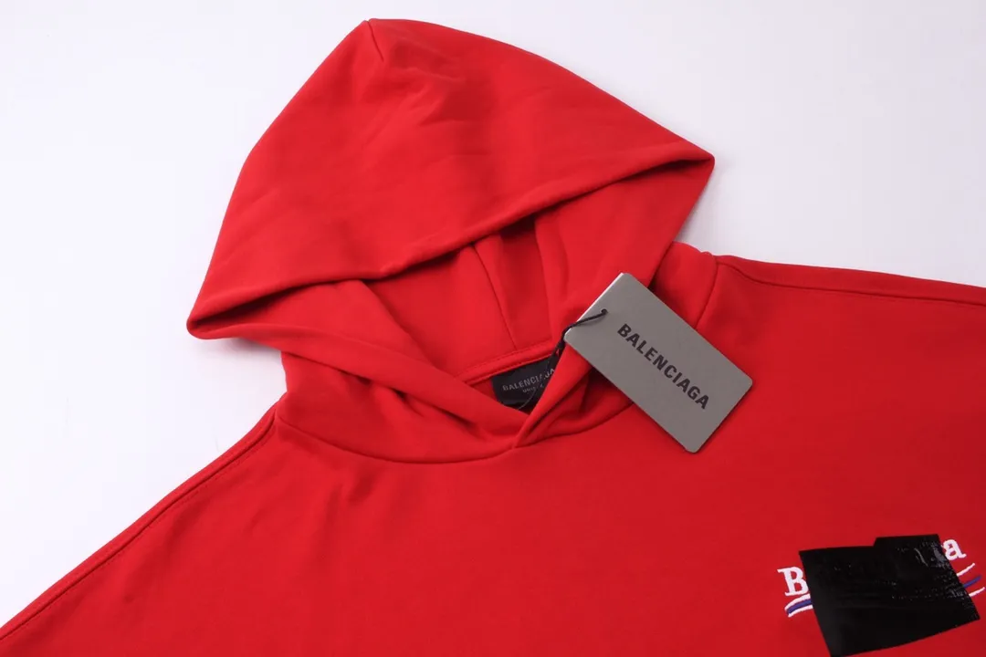 🅿️310 Detailed picture [Top version. Official website quality] BALENCI*GA/Paris#Classic. Coke embroidered black tape hooded sweatshirt. The fabric is made of Paris ZP custom-woven and dyed cotton sweatshirt. The weight is 450 grams. The cloth surface is clean. The cloth pattern is clear, soft and comfortable. The color fastness is good. It is not easy to change color. The threads are dyed with no color difference. The classic pattern embroidery uses an imported embroidery machine, and the embroidery thread color is based on the original color. It is produced based on the pictures in the Jubie market. The letters are clear. The three-dimensional effect is strong. The embroidered flowers are laminated on the finished product. The version adopts OS loose shoulder design. Same style for men and women. Code: BL238058 Color: black, off-white, smoky gray, red, brown Size: XS S M L