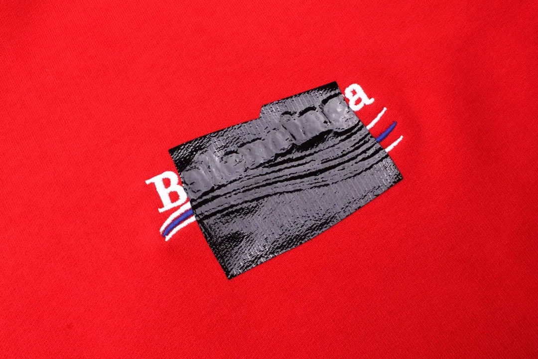 🅿️310 Detailed picture [Top version. Official website quality] BALENCI*GA/Paris#Classic. Coke embroidered black tape hooded sweatshirt. The fabric is made of Paris ZP custom-woven and dyed cotton sweatshirt. The weight is 450 grams. The cloth surface is clean. The cloth pattern is clear, soft and comfortable. The color fastness is good. It is not easy to change color. The threads are dyed with no color difference. The classic pattern embroidery uses an imported embroidery machine, and the embroidery thread color is based on the original color. It is produced based on the pictures in the Jubie market. The letters are clear. The three-dimensional effect is strong. The embroidered flowers are laminated on the finished product. The version adopts OS loose shoulder design. Same style for men and women. Code: BL238058 Color: black, off-white, smoky gray, red, brown Size: XS S M L