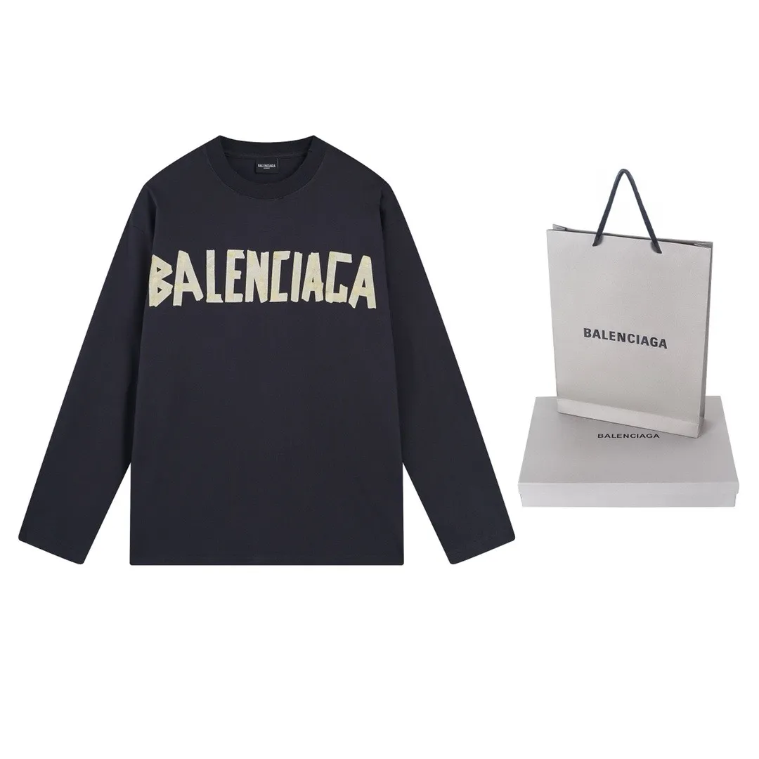 🅿️216 Real photos [Top version. Official website quality] BALENCI*GA/Paris. 23ss latest classic model. Front and rear tape direct printing. Ready-to-wear washed and worn long-sleeved T-shirt. Genuine product developed at the first time, brick cabinet synchronization. Welcome to compare. The fabric is made of Paris ZP custom-woven and dyed 100% cotton with double-yarn compact cotton. The weight is 260 grams. The cloth surface is clean. The cloth pattern is clear, soft and comfortable, and the threads are dyed with no color difference. The classic pattern is directly sprayed by a direct injection machine. Environmentally friendly imported materials, three-dimensional effect. Restored brick cabinet. The garments were washed and aged, and polished by many hands. Produced by ultra-heavy craftsmanship, the market currency is very different, welcome to compare. The version adopts OS loose shoulder design. The same style for men and women. Code: BL225003 Color: dark blue gray, off-white, burgundy, green, black blue, fog blue Size: XS S M L