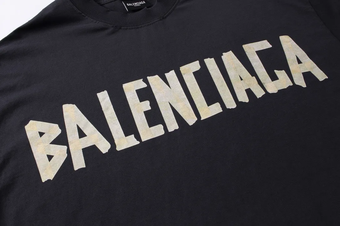 🅿️216 Real photos [Top version. Official website quality] BALENCI*GA/Paris. 23ss latest classic model. Front and rear tape direct printing. Ready-to-wear washed and worn long-sleeved T-shirt. Genuine product developed at the first time, brick cabinet synchronization. Welcome to compare. The fabric is made of Paris ZP custom-woven and dyed 100% cotton with double-yarn compact cotton. The weight is 260 grams. The cloth surface is clean. The cloth pattern is clear, soft and comfortable, and the threads are dyed with no color difference. The classic pattern is directly sprayed by a direct injection machine. Environmentally friendly imported materials, three-dimensional effect. Restored brick cabinet. The garments were washed and aged, and polished by many hands. Produced by ultra-heavy craftsmanship, the market currency is very different, welcome to compare. The version adopts OS loose shoulder design. The same style for men and women. Code: BL225003 Color: dark blue gray, off-white, burgundy, green, black blue, fog blue Size: XS S M L