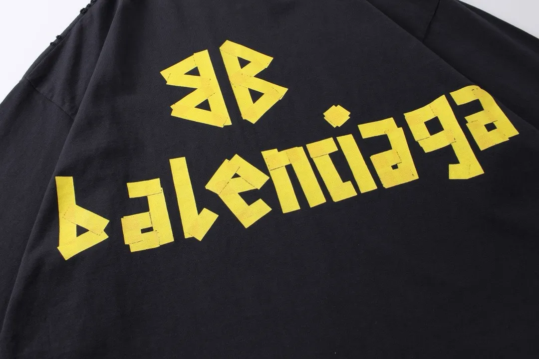 🅿️216 Real photos [Top version. Official website quality] BALENCI*GA/Paris. 23ss latest classic model. Front and rear tape direct printing. Ready-to-wear washed and worn long-sleeved T-shirt. Genuine product developed at the first time, brick cabinet synchronization. Welcome to compare. The fabric is made of Paris ZP custom-woven and dyed 100% cotton with double-yarn compact cotton. The weight is 260 grams. The cloth surface is clean. The cloth pattern is clear, soft and comfortable, and the threads are dyed with no color difference. The classic pattern is directly sprayed by a direct injection machine. Environmentally friendly imported materials, three-dimensional effect. Restored brick cabinet. The garments were washed and aged, and polished by many hands. Produced by ultra-heavy craftsmanship, the market currency is very different, welcome to compare. The version adopts OS loose shoulder design. The same style for men and women. Code: BL225003 Color: dark blue gray, off-white, burgundy, green, black blue, fog blue Size: XS S M L