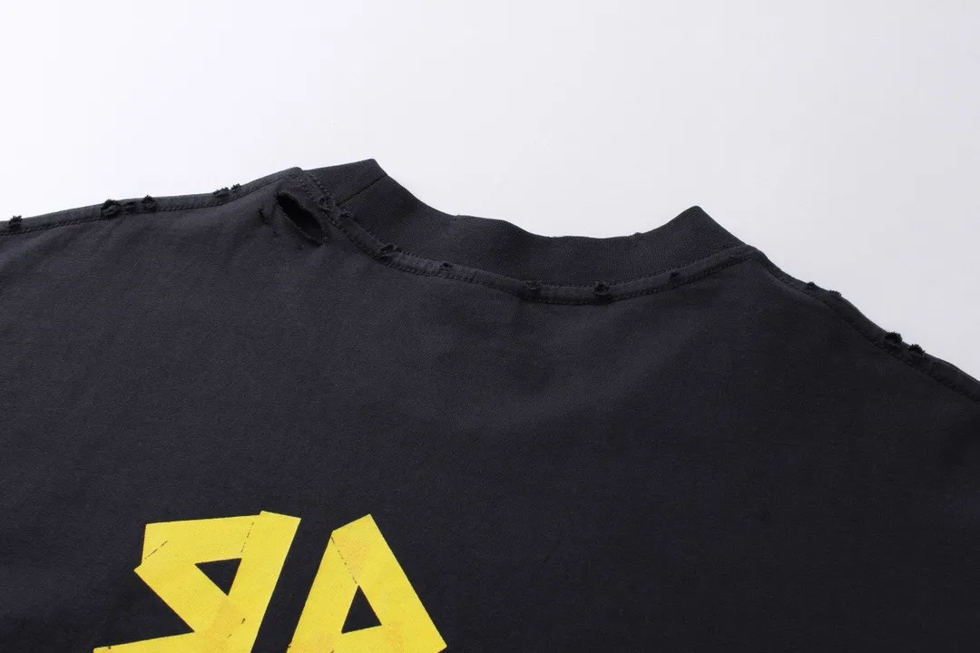 🅿️216 Real photos [Top version. Official website quality] BALENCI*GA/Paris. 23ss latest classic model. Front and rear tape direct printing. Ready-to-wear washed and worn long-sleeved T-shirt. Genuine product developed at the first time, brick cabinet synchronization. Welcome to compare. The fabric is made of Paris ZP custom-woven and dyed 100% cotton with double-yarn compact cotton. The weight is 260 grams. The cloth surface is clean. The cloth pattern is clear, soft and comfortable, and the threads are dyed with no color difference. The classic pattern is directly sprayed by a direct injection machine. Environmentally friendly imported materials, three-dimensional effect. Restored brick cabinet. The garments were washed and aged, and polished by many hands. Produced by ultra-heavy craftsmanship, the market currency is very different, welcome to compare. The version adopts OS loose shoulder design. The same style for men and women. Code: BL225003 Color: dark blue gray, off-white, burgundy, green, black blue, fog blue Size: XS S M L