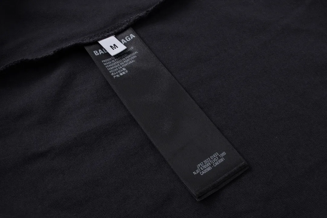 🅿️216 Real photos [Top version. Official website quality] BALENCI*GA/Paris. 23ss latest classic model. Front and rear tape direct printing. Ready-to-wear washed and worn long-sleeved T-shirt. Genuine product developed at the first time, brick cabinet synchronization. Welcome to compare. The fabric is made of Paris ZP custom-woven and dyed 100% cotton with double-yarn compact cotton. The weight is 260 grams. The cloth surface is clean. The cloth pattern is clear, soft and comfortable, and the threads are dyed with no color difference. The classic pattern is directly sprayed by a direct injection machine. Environmentally friendly imported materials, three-dimensional effect. Restored brick cabinet. The garments were washed and aged, and polished by many hands. Produced by ultra-heavy craftsmanship, the market currency is very different, welcome to compare. The version adopts OS loose shoulder design. The same style for men and women. Code: BL225003 Color: dark blue gray, off-white, burgundy, green, black blue, fog blue Size: XS S M L