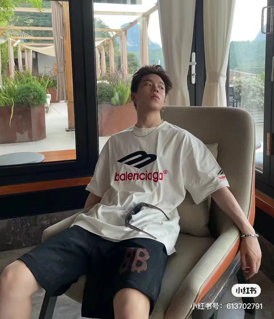 ♻️💯Reference model picture for the upper body❤️[Updated] Top tested version - BALENCIAGA - Balenciaga's new 3B big M fully embroidered T-shirt on the front and back. The front and back arms are made of imported Tajima machine heavy industry embroidery 12W needle and thread. Fine embroidery. The effect is three-dimensional. The lines are clear. No rough edges. Ultra-high craft embroidery. The fullness is very high. The concave and convex texture is obvious. The fabric is custom-woven and dyed. The thread has zero color difference. Perfect 1:1 Difference in market currency All original development pay attention to detailed pictures to avoid mixed distribution of stolen pictures ✅Correct 280g custom-woven and dyed double-yarn pure cotton fabrics. Custom-dyed threads have no color difference. ✅Correct imported material printing. Conley machine white ink direct injection process. Letters are clear and three-dimensional. Strong and do not fall off. ✅Overweight process. The original version is the same. Differentiate market currency. Here I will explain why I am a little more expensive than others, 1. It seems to be a simple printing or embroidery, but it is not simple at all. 10000% imported machine restoration It’s not just words. You are welcome to compare with peers. 2. Each model is produced by the company, and the details of workmanship and fabrics are consistent with the original ones. It is guaranteed that there will be no color difference with the counters. Reproduction is not scary. Whoever fakes it will be embarrassed. It’s not shameful to make a replica, it’s shameful if you can’t buy the correct version if you make a replica. 3. Note that the threaded collars are all original collars of certain countries and regions, with high wrapping. The width of the neckline and cabinets are accurate to the millimeter. Thick necklines are not easy to deform. The collars of high-end products are all restored cabinets. They are different from the big collars in the world. Ordinary garbage short-sleeves are printed with a print. The clavicle of the upper body is exposed. Please be patient. Customers who have bought genuine products or have seen genuine products will come back to place orders again. This is quality. This is quality. 4. Different styles of washed wheat main wheat, including imported wheat, have different colors and codes. Really restore the counter. As we all know, Balenciaga's collar labels in each quarter have different English or different colors. This distinguishes the fast food products with the same main wheat washed wheat. 5. Pay attention to the workmanship. The stitching at the neckline has no folds, smooth and natural without overlapping lines. Really restore this. This is something that many people cannot do. 6. The fabric is made of 280g Paris-specific double yarn. No one can make better fabrics than my family. It’s really incomparable with the ordinary version on the market. Respect it. It’s genuine and costs several thousand yuan. Don’t buy street stalls. Quality 7. The workmanship is fully restored. The packaging is fully restored. The cost is huge. 8. I guarantee here that this is the highest quality you can find. Color: White Black Size: xs s m l P: 290