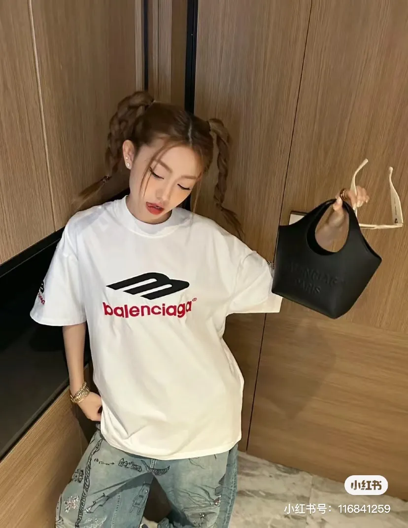 ♻️💯Reference model picture for the upper body❤️[Updated] Top tested version - BALENCIAGA - Balenciaga's new 3B big M fully embroidered T-shirt on the front and back. The front and back arms are made of imported Tajima machine heavy industry embroidery 12W needle and thread. Fine embroidery. The effect is three-dimensional. The lines are clear. No rough edges. Ultra-high craft embroidery. The fullness is very high. The concave and convex texture is obvious. The fabric is custom-woven and dyed. The thread has zero color difference. Perfect 1:1 Difference in market currency All original development pay attention to detailed pictures to avoid mixed distribution of stolen pictures ✅Correct 280g custom-woven and dyed double-yarn pure cotton fabrics. Custom-dyed threads have no color difference. ✅Correct imported material printing. Conley machine white ink direct injection process. Letters are clear and three-dimensional. Strong and do not fall off. ✅Overweight process. The original version is the same. Differentiate market currency. Here I will explain why I am a little more expensive than others, 1. It seems to be a simple printing or embroidery, but it is not simple at all. 10000% imported machine restoration It’s not just words. You are welcome to compare with peers. 2. Each model is produced by the company, and the details of workmanship and fabrics are consistent with the original ones. It is guaranteed that there will be no color difference with the counters. Reproduction is not scary. Whoever fakes it will be embarrassed. It’s not shameful to make a replica, it’s shameful if you can’t buy the correct version if you make a replica. 3. Note that the threaded collars are all original collars of certain countries and regions, with high wrapping. The width of the neckline and cabinets are accurate to the millimeter. Thick necklines are not easy to deform. The collars of high-end products are all restored cabinets. They are different from the big collars in the world. Ordinary garbage short-sleeves are printed with a print. The clavicle of the upper body is exposed. Please be patient. Customers who have bought genuine products or have seen genuine products will come back to place orders again. This is quality. This is quality. 4. Different styles of washed wheat main wheat, including imported wheat, have different colors and codes. Really restore the counter. As we all know, Balenciaga's collar labels in each quarter have different English or different colors. This distinguishes the fast food products with the same main wheat washed wheat. 5. Pay attention to the workmanship. The stitching at the neckline has no folds, smooth and natural without overlapping lines. Really restore this. This is something that many people cannot do. 6. The fabric is made of 280g Paris-specific double yarn. No one can make better fabrics than my family. It’s really incomparable with the ordinary version on the market. Respect it. It’s genuine and costs several thousand yuan. Don’t buy street stalls. Quality 7. The workmanship is fully restored. The packaging is fully restored. The cost is huge. 8. I guarantee here that this is the highest quality you can find. Color: White Black Size: xs s m l P: 290