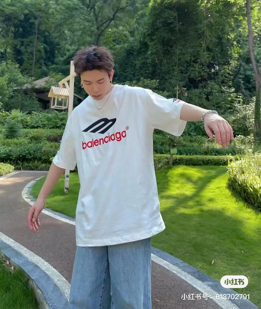 ♻️💯Reference model picture for the upper body❤️[Updated] Top tested version - BALENCIAGA - Balenciaga's new 3B big M fully embroidered T-shirt on the front and back. The front and back arms are made of imported Tajima machine heavy industry embroidery 12W needle and thread. Fine embroidery. The effect is three-dimensional. The lines are clear. No rough edges. Ultra-high craft embroidery. The fullness is very high. The concave and convex texture is obvious. The fabric is custom-woven and dyed. The thread has zero color difference. Perfect 1:1 Difference in market currency All original development pay attention to detailed pictures to avoid mixed distribution of stolen pictures ✅Correct 280g custom-woven and dyed double-yarn pure cotton fabrics. Custom-dyed threads have no color difference. ✅Correct imported material printing. Conley machine white ink direct injection process. Letters are clear and three-dimensional. Strong and do not fall off. ✅Overweight process. The original version is the same. Differentiate market currency. Here I will explain why I am a little more expensive than others, 1. It seems to be a simple printing or embroidery, but it is not simple at all. 10000% imported machine restoration It’s not just words. You are welcome to compare with peers. 2. Each model is produced by the company, and the details of workmanship and fabrics are consistent with the original ones. It is guaranteed that there will be no color difference with the counters. Reproduction is not scary. Whoever fakes it will be embarrassed. It’s not shameful to make a replica, it’s shameful if you can’t buy the correct version if you make a replica. 3. Note that the threaded collars are all original collars of certain countries and regions, with high wrapping. The width of the neckline and cabinets are accurate to the millimeter. Thick necklines are not easy to deform. The collars of high-end products are all restored cabinets. They are different from the big collars in the world. Ordinary garbage short-sleeves are printed with a print. The clavicle of the upper body is exposed. Please be patient. Customers who have bought genuine products or have seen genuine products will come back to place orders again. This is quality. This is quality. 4. Different styles of washed wheat main wheat, including imported wheat, have different colors and codes. Really restore the counter. As we all know, Balenciaga's collar labels in each quarter have different English or different colors. This distinguishes the fast food products with the same main wheat washed wheat. 5. Pay attention to the workmanship. The stitching at the neckline has no folds, smooth and natural without overlapping lines. Really restore this. This is something that many people cannot do. 6. The fabric is made of 280g Paris-specific double yarn. No one can make better fabrics than my family. It’s really incomparable with the ordinary version on the market. Respect it. It’s genuine and costs several thousand yuan. Don’t buy street stalls. Quality 7. The workmanship is fully restored. The packaging is fully restored. The cost is huge. 8. I guarantee here that this is the highest quality you can find. Color: White Black Size: xs s m l P: 290