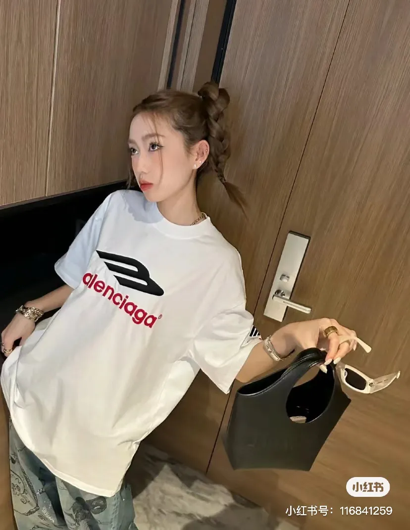 ♻️💯Reference model picture for the upper body❤️[Updated] Top tested version - BALENCIAGA - Balenciaga's new 3B big M fully embroidered T-shirt on the front and back. The front and back arms are made of imported Tajima machine heavy industry embroidery 12W needle and thread. Fine embroidery. The effect is three-dimensional. The lines are clear. No rough edges. Ultra-high craft embroidery. The fullness is very high. The concave and convex texture is obvious. The fabric is custom-woven and dyed. The thread has zero color difference. Perfect 1:1 Difference in market currency All original development pay attention to detailed pictures to avoid mixed distribution of stolen pictures ✅Correct 280g custom-woven and dyed double-yarn pure cotton fabrics. Custom-dyed threads have no color difference. ✅Correct imported material printing. Conley machine white ink direct injection process. Letters are clear and three-dimensional. Strong and do not fall off. ✅Overweight process. The original version is the same. Differentiate market currency. Here I will explain why I am a little more expensive than others, 1. It seems to be a simple printing or embroidery, but it is not simple at all. 10000% imported machine restoration It’s not just words. You are welcome to compare with peers. 2. Each model is produced by the company, and the details of workmanship and fabrics are consistent with the original ones. It is guaranteed that there will be no color difference with the counters. Reproduction is not scary. Whoever fakes it will be embarrassed. It’s not shameful to make a replica, it’s shameful if you can’t buy the correct version if you make a replica. 3. Note that the threaded collars are all original collars of certain countries and regions, with high wrapping. The width of the neckline and cabinets are accurate to the millimeter. Thick necklines are not easy to deform. The collars of high-end products are all restored cabinets. They are different from the big collars in the world. Ordinary garbage short-sleeves are printed with a print. The clavicle of the upper body is exposed. Please be patient. Customers who have bought genuine products or have seen genuine products will come back to place orders again. This is quality. This is quality. 4. Different styles of washed wheat main wheat, including imported wheat, have different colors and codes. Really restore the counter. As we all know, Balenciaga's collar labels in each quarter have different English or different colors. This distinguishes the fast food products with the same main wheat washed wheat. 5. Pay attention to the workmanship. The stitching at the neckline has no folds, smooth and natural without overlapping lines. Really restore this. This is something that many people cannot do. 6. The fabric is made of 280g Paris-specific double yarn. No one can make better fabrics than my family. It’s really incomparable with the ordinary version on the market. Respect it. It’s genuine and costs several thousand yuan. Don’t buy street stalls. Quality 7. The workmanship is fully restored. The packaging is fully restored. The cost is huge. 8. I guarantee here that this is the highest quality you can find. Color: White Black Size: xs s m l P: 290