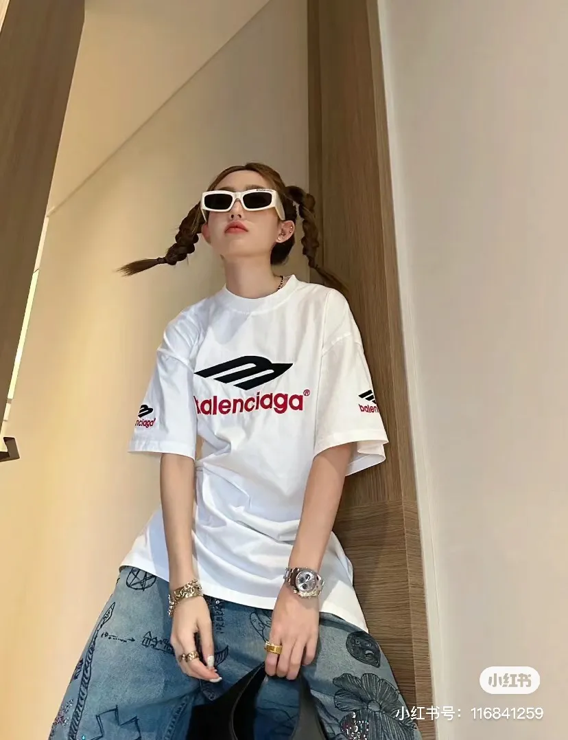 ♻️💯Reference model picture for the upper body❤️[Updated] Top tested version - BALENCIAGA - Balenciaga's new 3B big M fully embroidered T-shirt on the front and back. The front and back arms are made of imported Tajima machine heavy industry embroidery 12W needle and thread. Fine embroidery. The effect is three-dimensional. The lines are clear. No rough edges. Ultra-high craft embroidery. The fullness is very high. The concave and convex texture is obvious. The fabric is custom-woven and dyed. The thread has zero color difference. Perfect 1:1 Difference in market currency All original development pay attention to detailed pictures to avoid mixed distribution of stolen pictures ✅Correct 280g custom-woven and dyed double-yarn pure cotton fabrics. Custom-dyed threads have no color difference. ✅Correct imported material printing. Conley machine white ink direct injection process. Letters are clear and three-dimensional. Strong and do not fall off. ✅Overweight process. The original version is the same. Differentiate market currency. Here I will explain why I am a little more expensive than others, 1. It seems to be a simple printing or embroidery, but it is not simple at all. 10000% imported machine restoration It’s not just words. You are welcome to compare with peers. 2. Each model is produced by the company, and the details of workmanship and fabrics are consistent with the original ones. It is guaranteed that there will be no color difference with the counters. Reproduction is not scary. Whoever fakes it will be embarrassed. It’s not shameful to make a replica, it’s shameful if you can’t buy the correct version if you make a replica. 3. Note that the threaded collars are all original collars of certain countries and regions, with high wrapping. The width of the neckline and cabinets are accurate to the millimeter. Thick necklines are not easy to deform. The collars of high-end products are all restored cabinets. They are different from the big collars in the world. Ordinary garbage short-sleeves are printed with a print. The clavicle of the upper body is exposed. Please be patient. Customers who have bought genuine products or have seen genuine products will come back to place orders again. This is quality. This is quality. 4. Different styles of washed wheat main wheat, including imported wheat, have different colors and codes. Really restore the counter. As we all know, Balenciaga's collar labels in each quarter have different English or different colors. This distinguishes the fast food products with the same main wheat washed wheat. 5. Pay attention to the workmanship. The stitching at the neckline has no folds, smooth and natural without overlapping lines. Really restore this. This is something that many people cannot do. 6. The fabric is made of 280g Paris-specific double yarn. No one can make better fabrics than my family. It’s really incomparable with the ordinary version on the market. Respect it. It’s genuine and costs several thousand yuan. Don’t buy street stalls. Quality 7. The workmanship is fully restored. The packaging is fully restored. The cost is huge. 8. I guarantee here that this is the highest quality you can find. Color: White Black Size: xs s m l P: 290