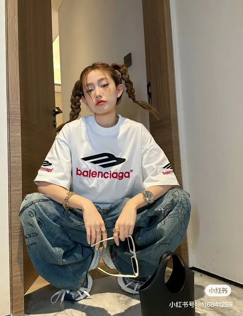 ♻️💯Reference model picture for the upper body❤️[Updated] Top tested version - BALENCIAGA - Balenciaga's new 3B big M fully embroidered T-shirt on the front and back. The front and back arms are made of imported Tajima machine heavy industry embroidery 12W needle and thread. Fine embroidery. The effect is three-dimensional. The lines are clear. No rough edges. Ultra-high craft embroidery. The fullness is very high. The concave and convex texture is obvious. The fabric is custom-woven and dyed. The thread has zero color difference. Perfect 1:1 Difference in market currency All original development pay attention to detailed pictures to avoid mixed distribution of stolen pictures ✅Correct 280g custom-woven and dyed double-yarn pure cotton fabrics. Custom-dyed threads have no color difference. ✅Correct imported material printing. Conley machine white ink direct injection process. Letters are clear and three-dimensional. Strong and do not fall off. ✅Overweight process. The original version is the same. Differentiate market currency. Here I will explain why I am a little more expensive than others, 1. It seems to be a simple printing or embroidery, but it is not simple at all. 10000% imported machine restoration It’s not just words. You are welcome to compare with peers. 2. Each model is produced by the company, and the details of workmanship and fabrics are consistent with the original ones. It is guaranteed that there will be no color difference with the counters. Reproduction is not scary. Whoever fakes it will be embarrassed. It’s not shameful to make a replica, it’s shameful if you can’t buy the correct version if you make a replica. 3. Note that the threaded collars are all original collars of certain countries and regions, with high wrapping. The width of the neckline and cabinets are accurate to the millimeter. Thick necklines are not easy to deform. The collars of high-end products are all restored cabinets. They are different from the big collars in the world. Ordinary garbage short-sleeves are printed with a print. The clavicle of the upper body is exposed. Please be patient. Customers who have bought genuine products or have seen genuine products will come back to place orders again. This is quality. This is quality. 4. Different styles of washed wheat main wheat, including imported wheat, have different colors and codes. Really restore the counter. As we all know, Balenciaga's collar labels in each quarter have different English or different colors. This distinguishes the fast food products with the same main wheat washed wheat. 5. Pay attention to the workmanship. The stitching at the neckline has no folds, smooth and natural without overlapping lines. Really restore this. This is something that many people cannot do. 6. The fabric is made of 280g Paris-specific double yarn. No one can make better fabrics than my family. It’s really incomparable with the ordinary version on the market. Respect it. It’s genuine and costs several thousand yuan. Don’t buy street stalls. Quality 7. The workmanship is fully restored. The packaging is fully restored. The cost is huge. 8. I guarantee here that this is the highest quality you can find. Color: White Black Size: xs s m l P: 290