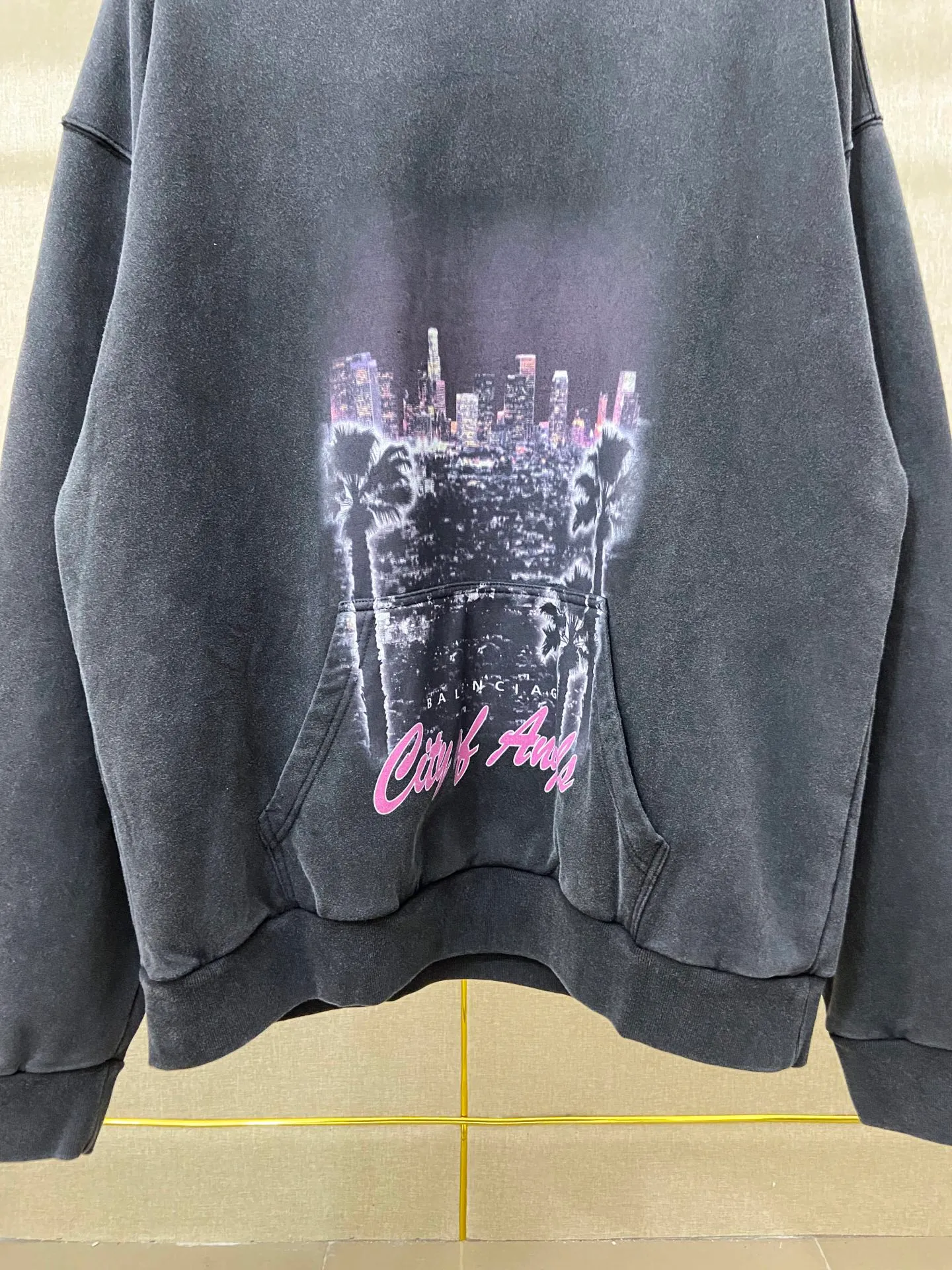 🅿️320 7205# Real photos Top version [[BALENCIA*GA] Official website quality Paris New Los Angeles Night Scene Hooded Sweatshirt OS version Loose dropped shoulders Unisex style Fabric: 480g 100% cotton terry sweatshirt Technology: Front panel digital direct printing Garment wash Distressed Fixed color Color: Washed black apricot Size: XS S M L