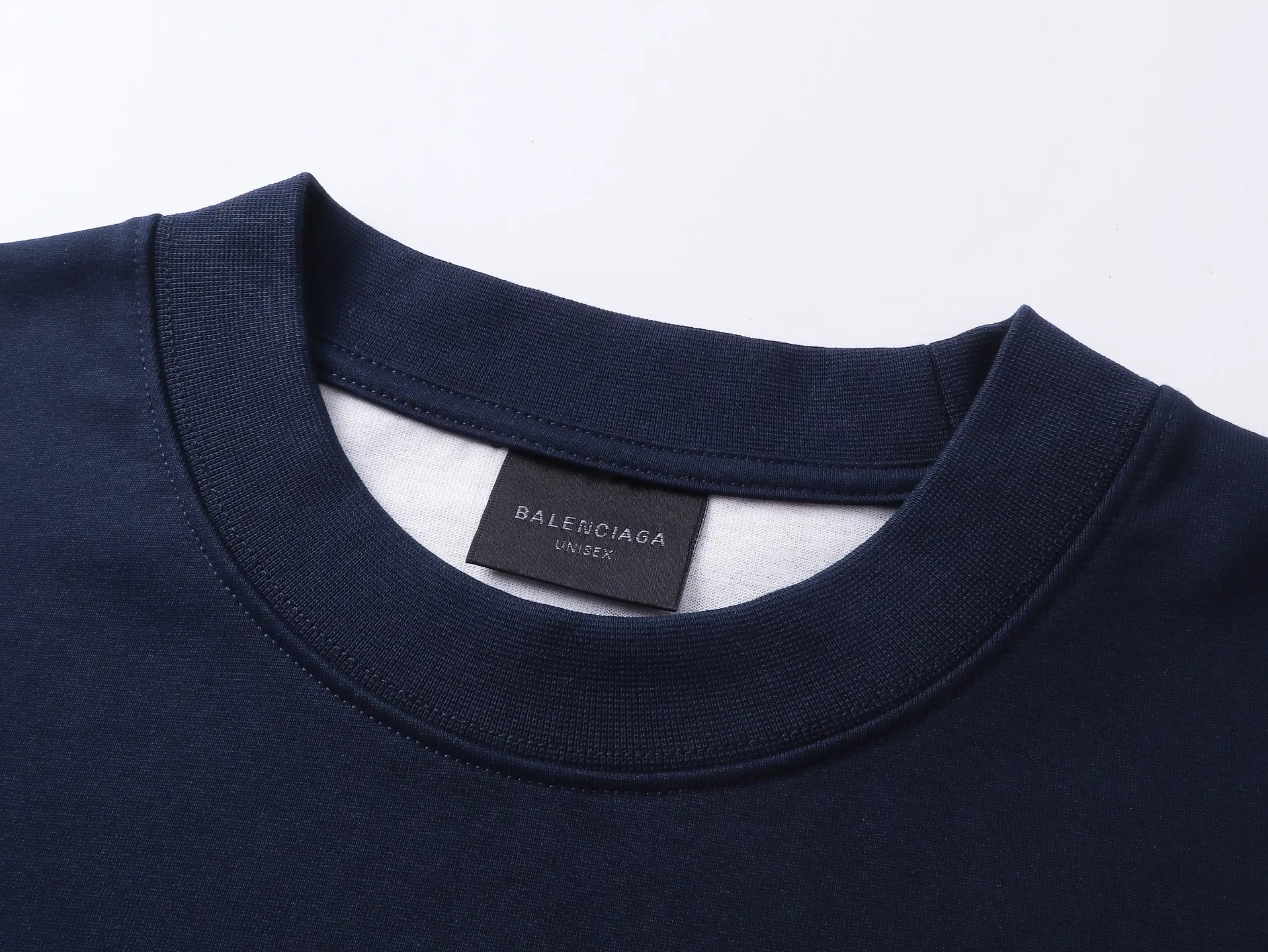 🅿️230 real shots [Top version. Official website quality] BALENCI*GA/SS25 new model. The classic Paris wave LOGO is embroidered on the front and back, double-layered two-piece short-sleeved T-shirt #SS25 latest style. Research and development at the first time, different market currencies. Comparisons welcome. The fabric is made of Paris ZP custom-woven and dyed cotton double yarn. Weighing 260 grams, the cloth surface is clean. The cloth pattern is clear, soft and comfortable. The threads are dyed with no color difference. The embroidery is done using embroidery machines imported from Tajima. Jubie market currency. Welcome to compare. The version adopts OS loose shoulder design. Same style for men and women. Code: BL253709 Color: Dark blue Size: XS S M L