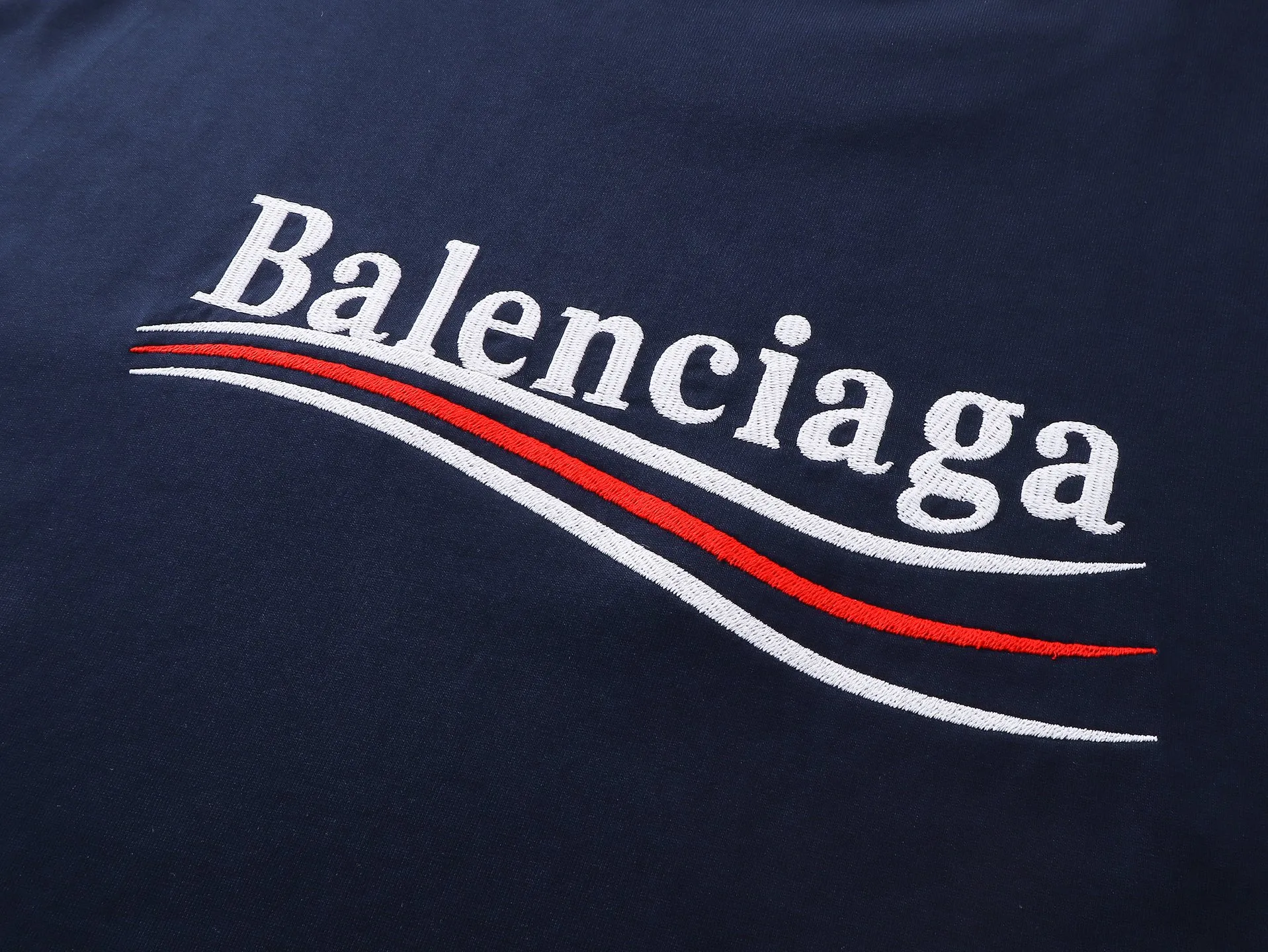 🅿️230 real shots [Top version. Official website quality] BALENCI*GA/SS25 new model. The classic Paris wave LOGO is embroidered on the front and back, double-layered two-piece short-sleeved T-shirt #SS25 latest style. Research and development at the first time, different market currencies. Comparisons welcome. The fabric is made of Paris ZP custom-woven and dyed cotton double yarn. Weighing 260 grams, the cloth surface is clean. The cloth pattern is clear, soft and comfortable. The threads are dyed with no color difference. The embroidery is done using embroidery machines imported from Tajima. Jubie market currency. Welcome to compare. The version adopts OS loose shoulder design. Same style for men and women. Code: BL253709 Color: Dark blue Size: XS S M L