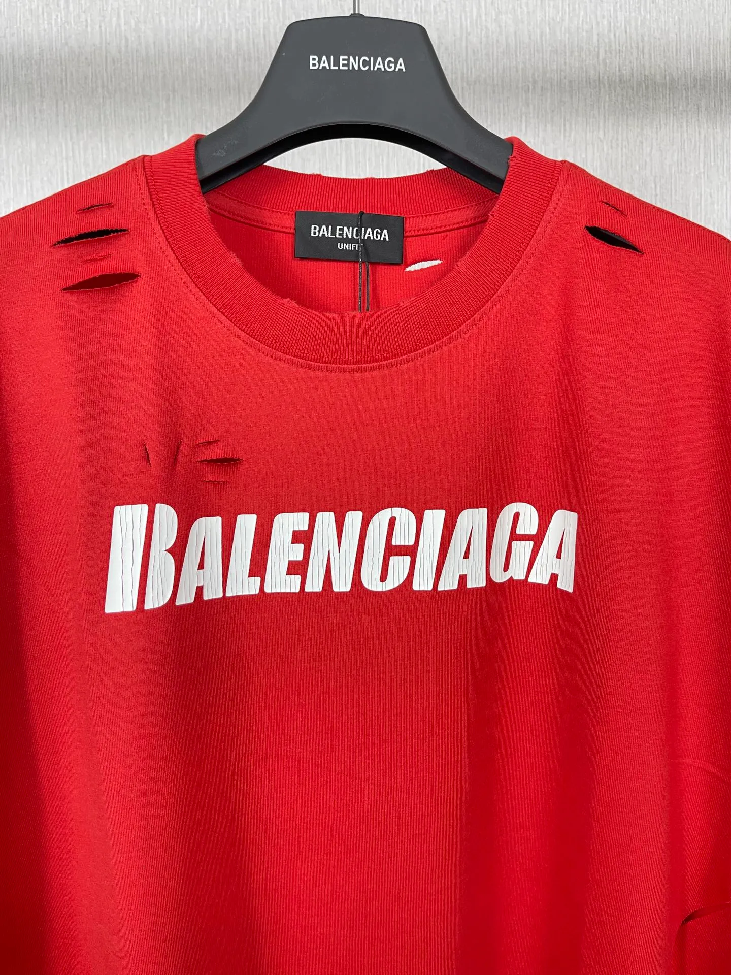 🅿️166 Actual pictures [Top version. Official website quality] BALENCI*GA/Paris. Classic letter LOGO printed ready-to-wear, washed, distressed, hole-cut, short-sleeved T-shirt. Brick cabinet synchronization. The fabric is made of Paris ZP custom-woven and dyed 100% cotton double yarn compact cotton. The weight is 260 grams, the cloth surface is clean. The cloth pattern is clear, soft and comfortable. The threads are dyed with no color difference. The classic pattern is printed with environmentally friendly imported materials, straight cracks and cracked glue. Precision printing screen, the letters are clear and the effect is three-dimensional. Restored brick cabinet. Ready-made garments are washed and worn, many people grind and cut them by hand. They are produced with heavy craftsmanship. Different market currency. Welcome to compare. The version adopts OS loose shoulder version. Same style for men and women. Coding: BL223033 Color: black, white, dark coffee, purple, lake blue, red, army green Size: XS to L