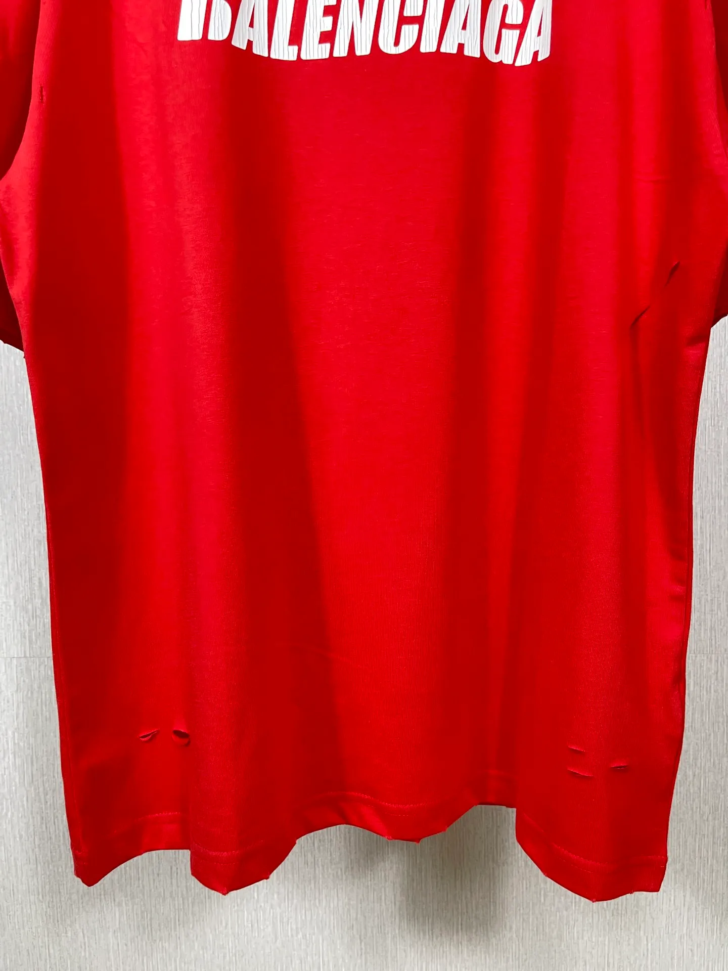 🅿️166 Actual pictures [Top version. Official website quality] BALENCI*GA/Paris. Classic letter LOGO printed ready-to-wear, washed, distressed, hole-cut, short-sleeved T-shirt. Brick cabinet synchronization. The fabric is made of Paris ZP custom-woven and dyed 100% cotton double yarn compact cotton. The weight is 260 grams, the cloth surface is clean. The cloth pattern is clear, soft and comfortable. The threads are dyed with no color difference. The classic pattern is printed with environmentally friendly imported materials, straight cracks and cracked glue. Precision printing screen, the letters are clear and the effect is three-dimensional. Restored brick cabinet. Ready-made garments are washed and worn, many people grind and cut them by hand. They are produced with heavy craftsmanship. Different market currency. Welcome to compare. The version adopts OS loose shoulder version. Same style for men and women. Coding: BL223033 Color: black, white, dark coffee, purple, lake blue, red, army green Size: XS to L