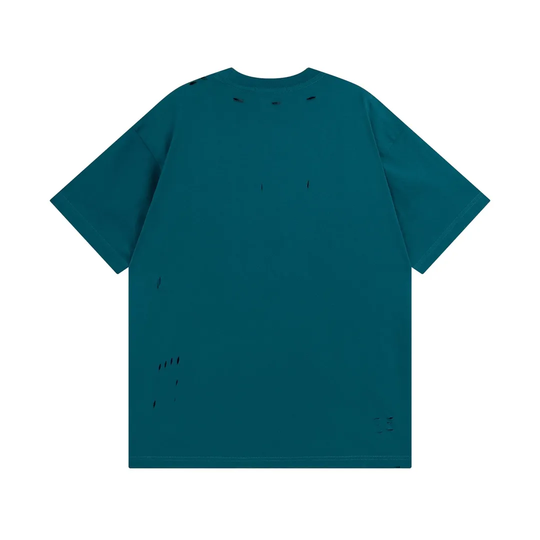 🅿️176 Detailed picture [Top version. Official website quality] BALENCI*GA/Paris. BB scissors LOGO printed ready-to-wear washed and distressed short-sleeved T-shirt. Brick cabinet synchronization. The fabric is made of Paris ZP custom-woven and dyed 100% cotton double yarn compact cotton. The weight is 260 grams, the cloth surface is clean. The cloth pattern is clear, soft and comfortable, and the thread is dyed with no color difference. The classic pattern is printed with environmentally friendly imported materials, straight cracks and cracked glue. Precision printing screen, the letters are clear and the effect is three-dimensional. Restored brick cabinet. The garments were washed and aged, and polished by many hands. Produced by super heavy craftsmanship, different market currencies, welcome to compare, the version adopts OS loose shoulder version. Same style for men and women. Code: BL223012 Color: washed black, lake blue, off-white, red Size: XS to L