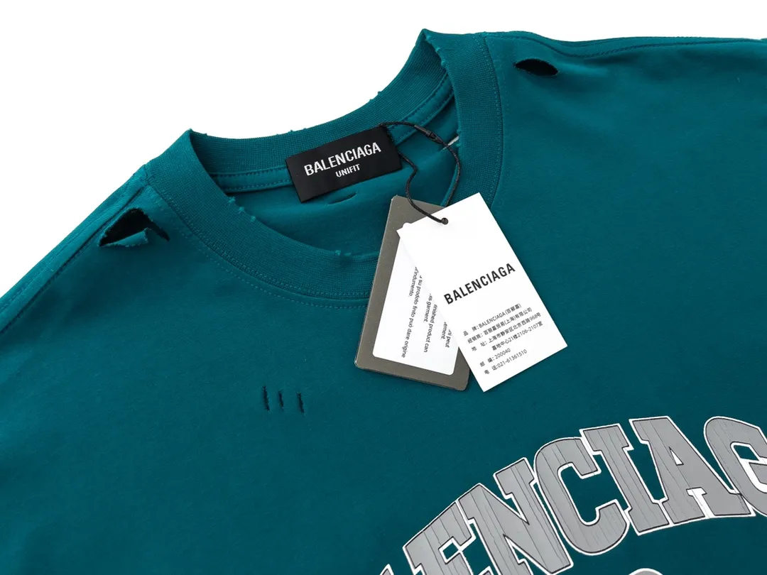 🅿️176 Detailed picture [Top version. Official website quality] BALENCI*GA/Paris. BB scissors LOGO printed ready-to-wear washed and distressed short-sleeved T-shirt. Brick cabinet synchronization. The fabric is made of Paris ZP custom-woven and dyed 100% cotton double yarn compact cotton. The weight is 260 grams, the cloth surface is clean. The cloth pattern is clear, soft and comfortable, and the thread is dyed with no color difference. The classic pattern is printed with environmentally friendly imported materials, straight cracks and cracked glue. Precision printing screen, the letters are clear and the effect is three-dimensional. Restored brick cabinet. The garments were washed and aged, and polished by many hands. Produced by super heavy craftsmanship, different market currencies, welcome to compare, the version adopts OS loose shoulder version. Same style for men and women. Code: BL223012 Color: washed black, lake blue, off-white, red Size: XS to L