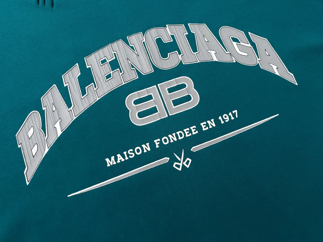 🅿️176 Detailed picture [Top version. Official website quality] BALENCI*GA/Paris. BB scissors LOGO printed ready-to-wear washed and distressed short-sleeved T-shirt. Brick cabinet synchronization. The fabric is made of Paris ZP custom-woven and dyed 100% cotton double yarn compact cotton. The weight is 260 grams, the cloth surface is clean. The cloth pattern is clear, soft and comfortable, and the thread is dyed with no color difference. The classic pattern is printed with environmentally friendly imported materials, straight cracks and cracked glue. Precision printing screen, the letters are clear and the effect is three-dimensional. Restored brick cabinet. The garments were washed and aged, and polished by many hands. Produced by super heavy craftsmanship, different market currencies, welcome to compare, the version adopts OS loose shoulder version. Same style for men and women. Code: BL223012 Color: washed black, lake blue, off-white, red Size: XS to L