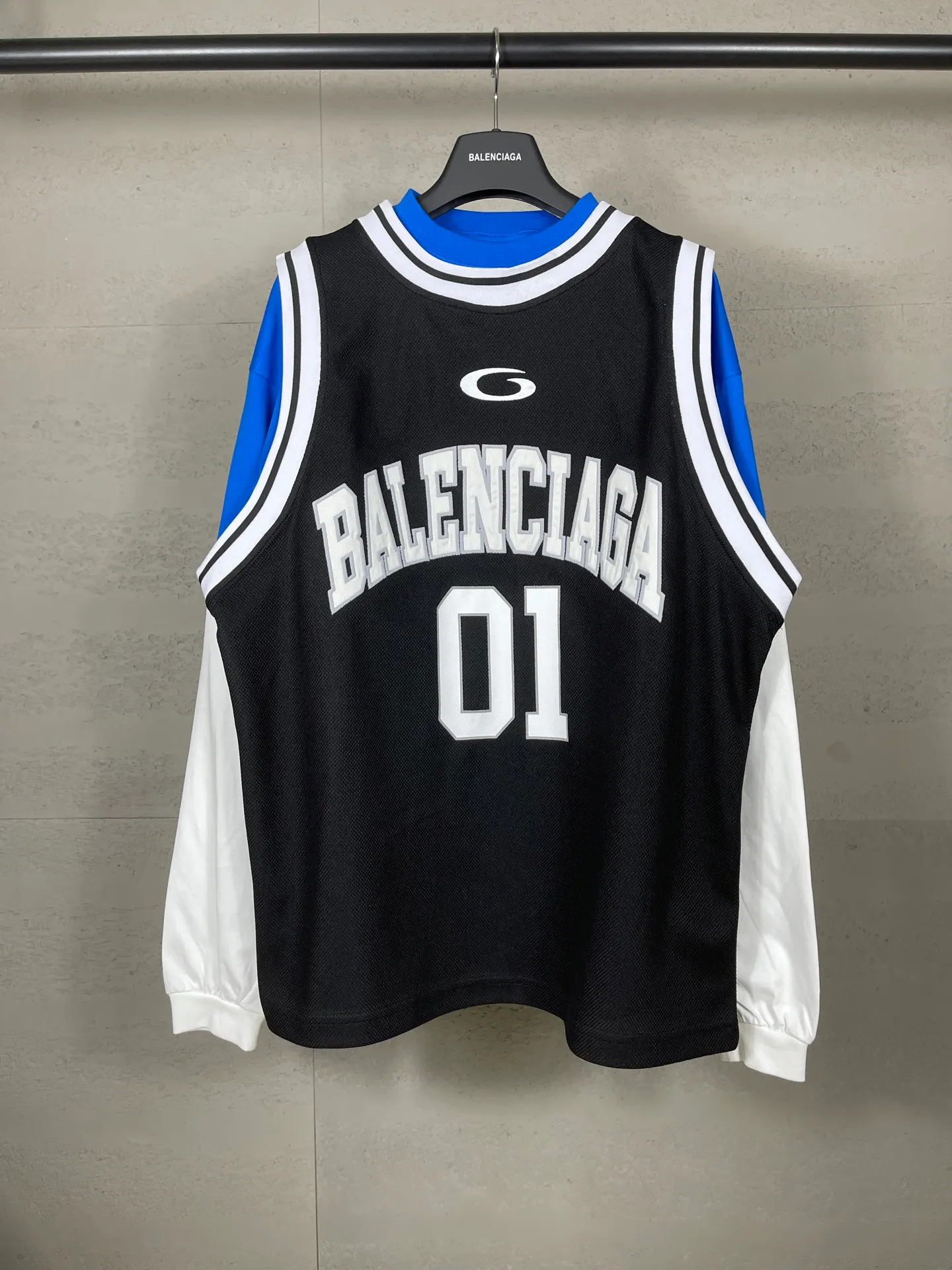 🅿️280 real photos [Top version. Official website quality] BALENCI*GA/Paris.SS25 latest basketball uniform fake 3-piece set of embroidered printed long-sleeved T-shirt. The vest is made of mesh. The front embroidery uses Tajima computer embroidery machine to patch embroidery and print, and the back piece is printed. Extra heavy craftsmanship. Brick cabinets are synchronized. Genuine products are developed at the first time. The fabric is made of Paris ZP custom-woven and dyed cotton double yarn. The weight is 260 grams, the cloth surface is clean, the cloth pattern is clear, soft and comfortable, and the vest is made of mesh. The threads are dyed with no color difference. The printing uses environmentally friendly imported materials, the letters are clear and the effect is three-dimensional. The version adopts OS loose shoulder design. Same style for men and women. Code: BL255089 Color: Cailan, red Size: XS S M L