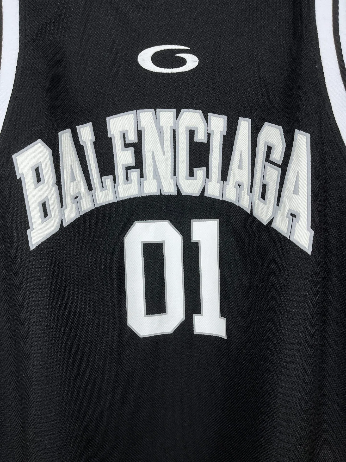 🅿️280 real photos [Top version. Official website quality] BALENCI*GA/Paris.SS25 latest basketball uniform fake 3-piece set of embroidered printed long-sleeved T-shirt. The vest is made of mesh. The front embroidery uses Tajima computer embroidery machine to patch embroidery and print, and the back piece is printed. Extra heavy craftsmanship. Brick cabinets are synchronized. Genuine products are developed at the first time. The fabric is made of Paris ZP custom-woven and dyed cotton double yarn. The weight is 260 grams, the cloth surface is clean, the cloth pattern is clear, soft and comfortable, and the vest is made of mesh. The threads are dyed with no color difference. The printing uses environmentally friendly imported materials, the letters are clear and the effect is three-dimensional. The version adopts OS loose shoulder design. Same style for men and women. Code: BL255089 Color: Cailan, red Size: XS S M L