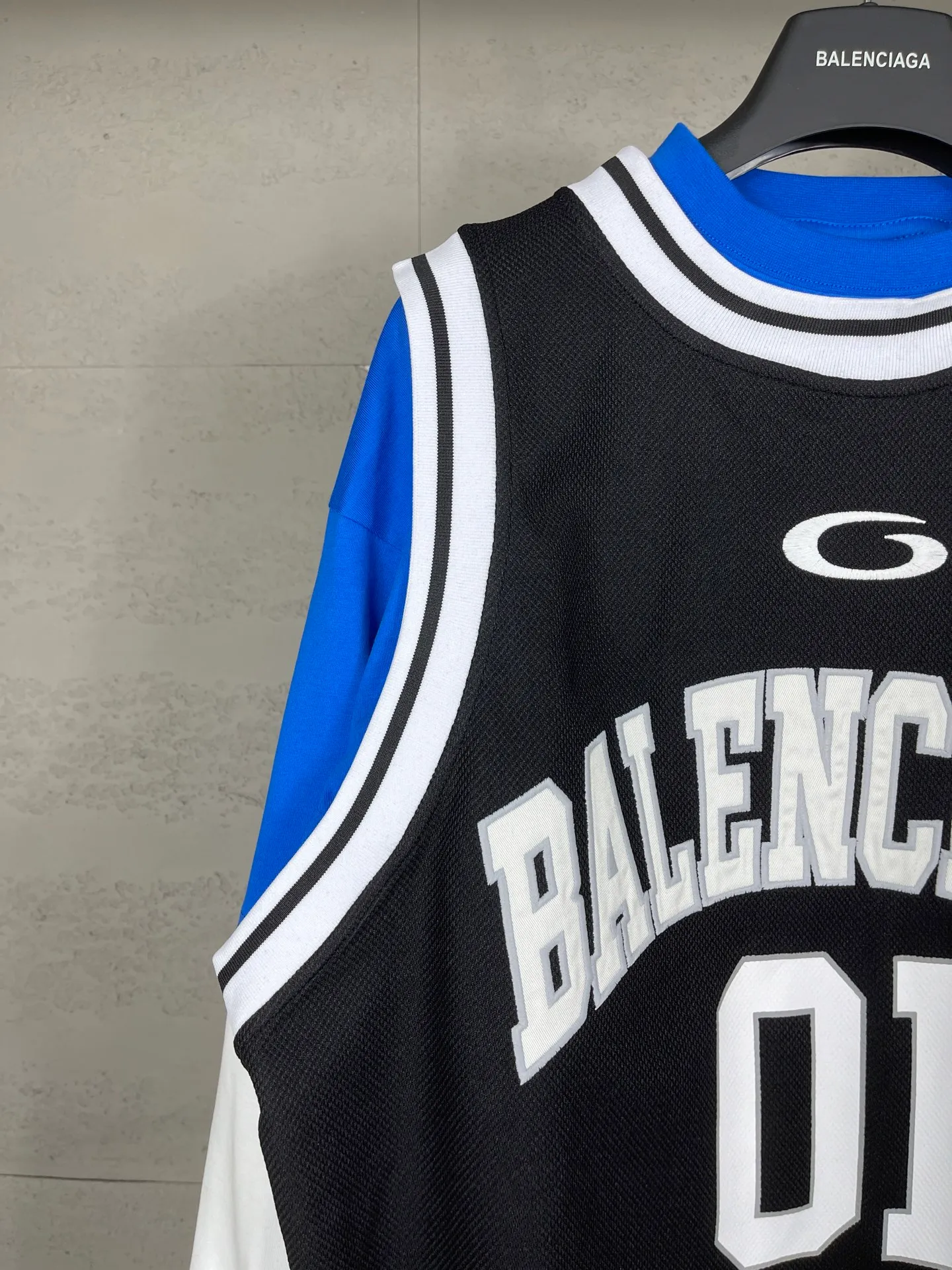 🅿️280 real photos [Top version. Official website quality] BALENCI*GA/Paris.SS25 latest basketball uniform fake 3-piece set of embroidered printed long-sleeved T-shirt. The vest is made of mesh. The front embroidery uses Tajima computer embroidery machine to patch embroidery and print, and the back piece is printed. Extra heavy craftsmanship. Brick cabinets are synchronized. Genuine products are developed at the first time. The fabric is made of Paris ZP custom-woven and dyed cotton double yarn. The weight is 260 grams, the cloth surface is clean, the cloth pattern is clear, soft and comfortable, and the vest is made of mesh. The threads are dyed with no color difference. The printing uses environmentally friendly imported materials, the letters are clear and the effect is three-dimensional. The version adopts OS loose shoulder design. Same style for men and women. Code: BL255089 Color: Cailan, red Size: XS S M L