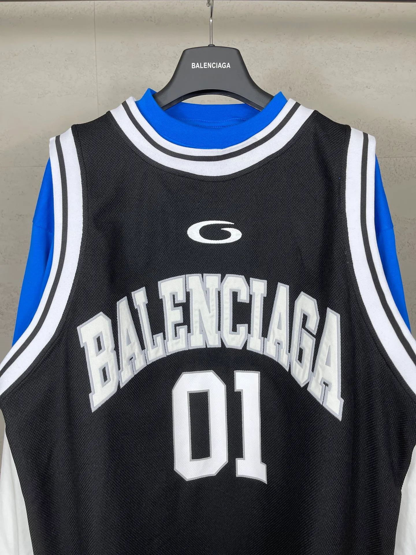🅿️280 real photos [Top version. Official website quality] BALENCI*GA/Paris.SS25 latest basketball uniform fake 3-piece set of embroidered printed long-sleeved T-shirt. The vest is made of mesh. The front embroidery uses Tajima computer embroidery machine to patch embroidery and print, and the back piece is printed. Extra heavy craftsmanship. Brick cabinets are synchronized. Genuine products are developed at the first time. The fabric is made of Paris ZP custom-woven and dyed cotton double yarn. The weight is 260 grams, the cloth surface is clean, the cloth pattern is clear, soft and comfortable, and the vest is made of mesh. The threads are dyed with no color difference. The printing uses environmentally friendly imported materials, the letters are clear and the effect is three-dimensional. The version adopts OS loose shoulder design. Same style for men and women. Code: BL255089 Color: Cailan, red Size: XS S M L