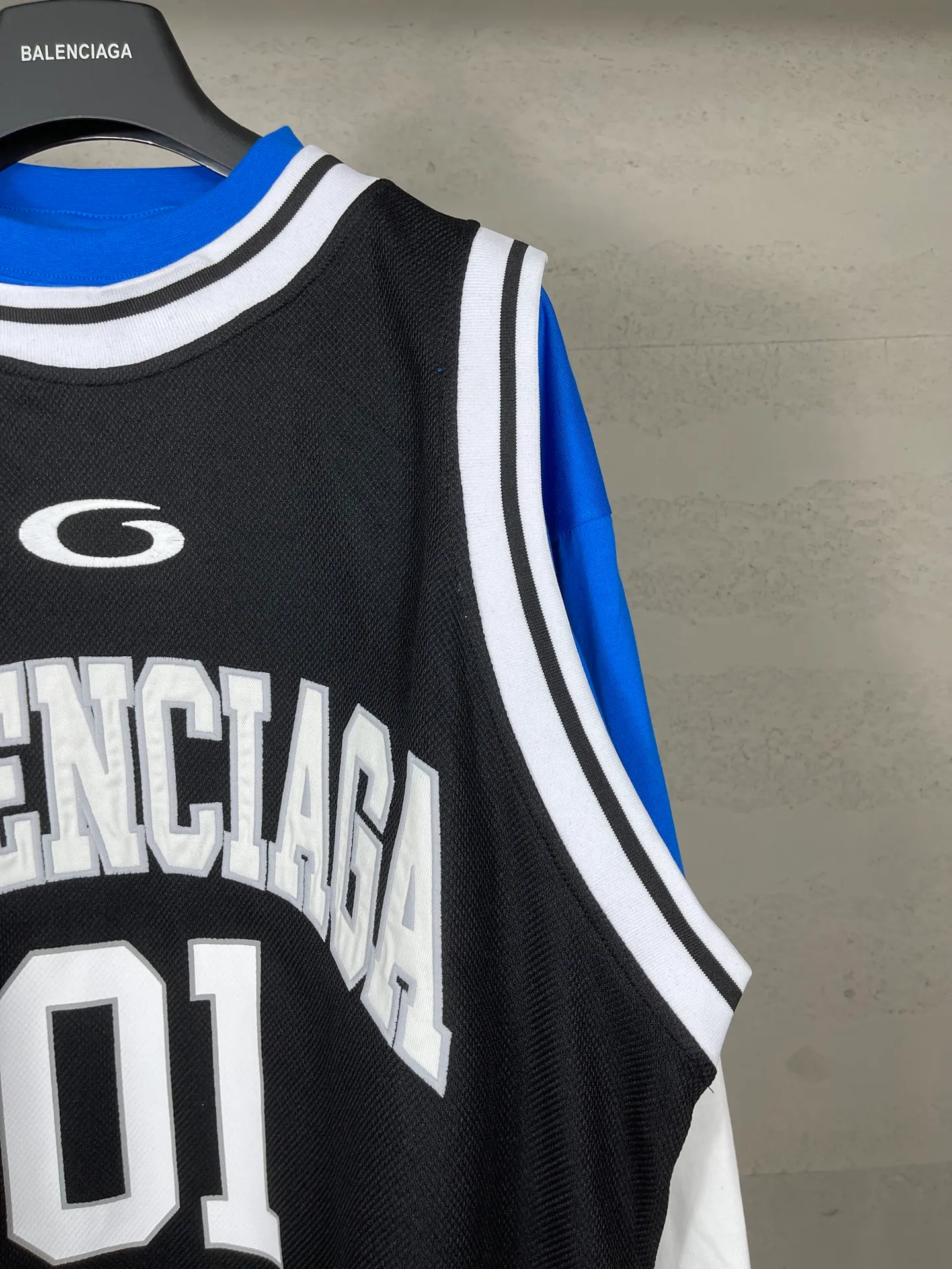 🅿️280 real photos [Top version. Official website quality] BALENCI*GA/Paris.SS25 latest basketball uniform fake 3-piece set of embroidered printed long-sleeved T-shirt. The vest is made of mesh. The front embroidery uses Tajima computer embroidery machine to patch embroidery and print, and the back piece is printed. Extra heavy craftsmanship. Brick cabinets are synchronized. Genuine products are developed at the first time. The fabric is made of Paris ZP custom-woven and dyed cotton double yarn. The weight is 260 grams, the cloth surface is clean, the cloth pattern is clear, soft and comfortable, and the vest is made of mesh. The threads are dyed with no color difference. The printing uses environmentally friendly imported materials, the letters are clear and the effect is three-dimensional. The version adopts OS loose shoulder design. Same style for men and women. Code: BL255089 Color: Cailan, red Size: XS S M L