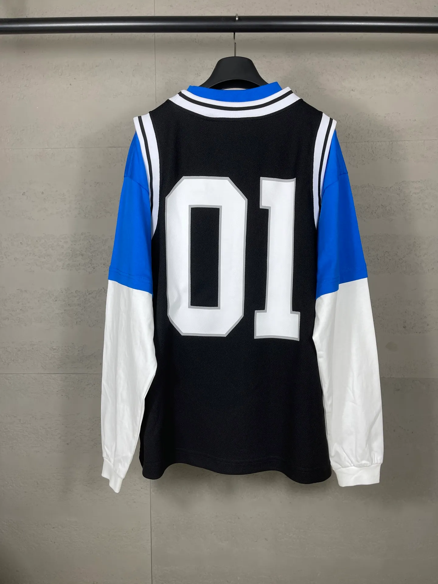 🅿️280 real photos [Top version. Official website quality] BALENCI*GA/Paris.SS25 latest basketball uniform fake 3-piece set of embroidered printed long-sleeved T-shirt. The vest is made of mesh. The front embroidery uses Tajima computer embroidery machine to patch embroidery and print, and the back piece is printed. Extra heavy craftsmanship. Brick cabinets are synchronized. Genuine products are developed at the first time. The fabric is made of Paris ZP custom-woven and dyed cotton double yarn. The weight is 260 grams, the cloth surface is clean, the cloth pattern is clear, soft and comfortable, and the vest is made of mesh. The threads are dyed with no color difference. The printing uses environmentally friendly imported materials, the letters are clear and the effect is three-dimensional. The version adopts OS loose shoulder design. Same style for men and women. Code: BL255089 Color: Cailan, red Size: XS S M L